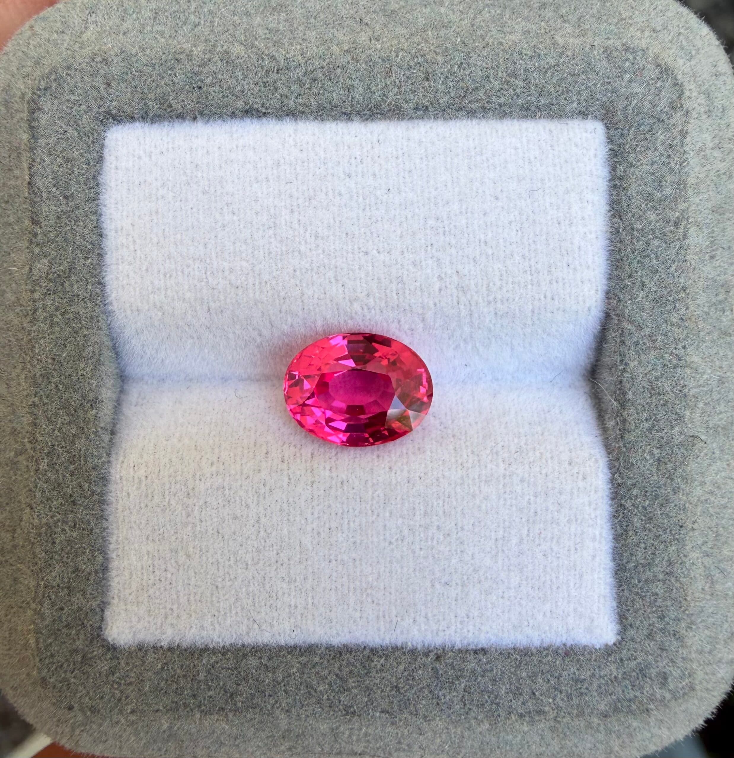 Spinello Rosa Ovale da 2,63ct