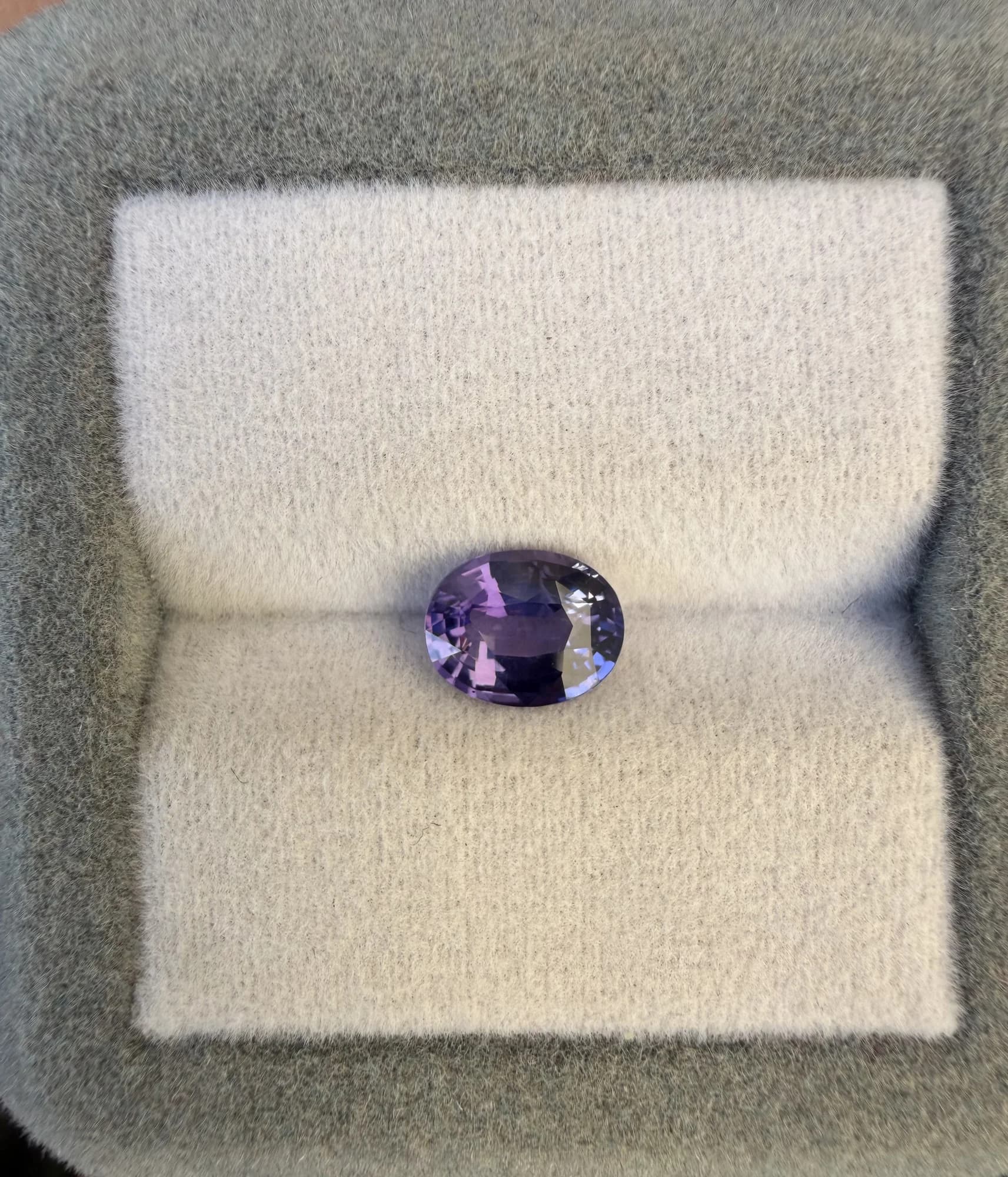 Zafiro Violeta Oval de 1,51 ct — Sri Lanka