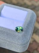 Bicolorer Saphir Oval 2 ct