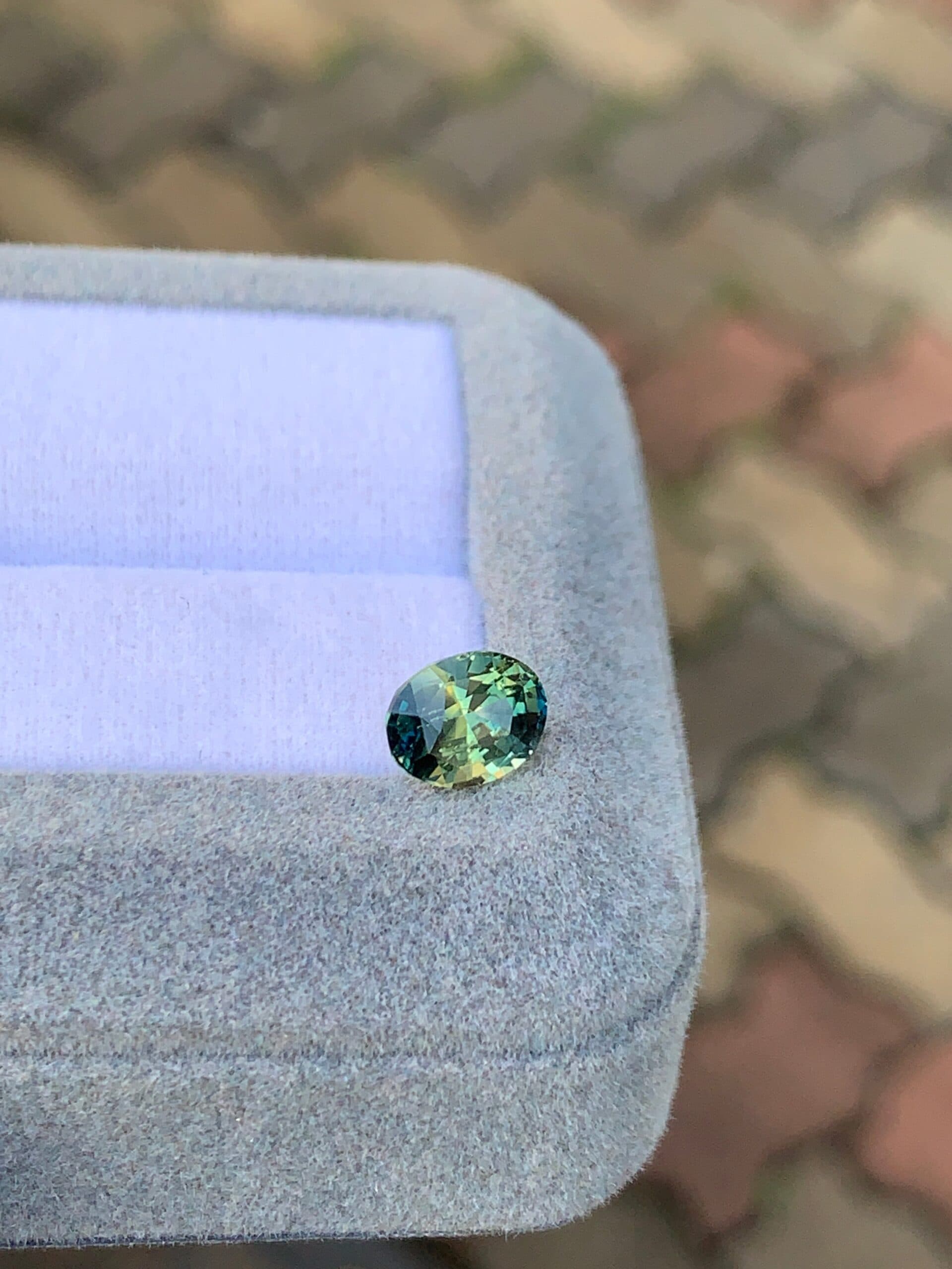 Bicolorer Saphir Oval 2 ct