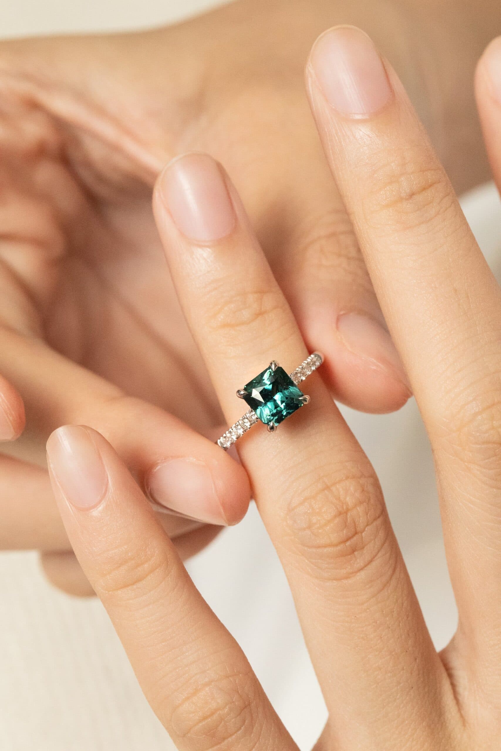 solitaire teal carré pavage diamants