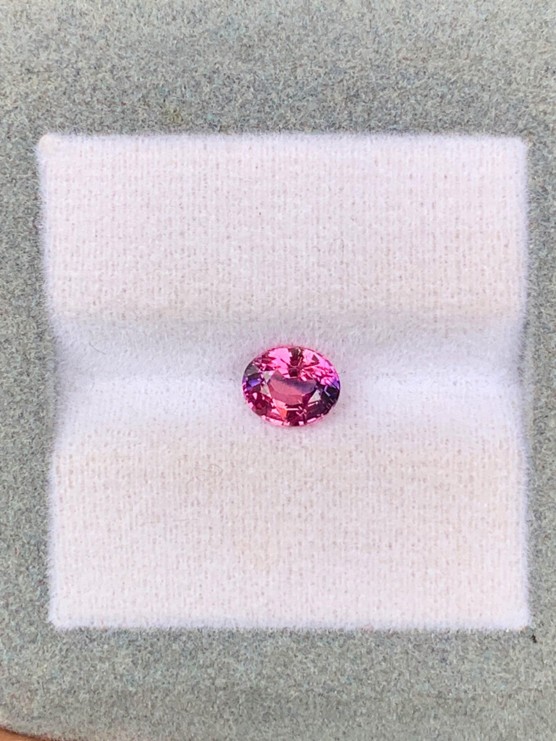 Bicolor-Saphir Oval 1,06 ct