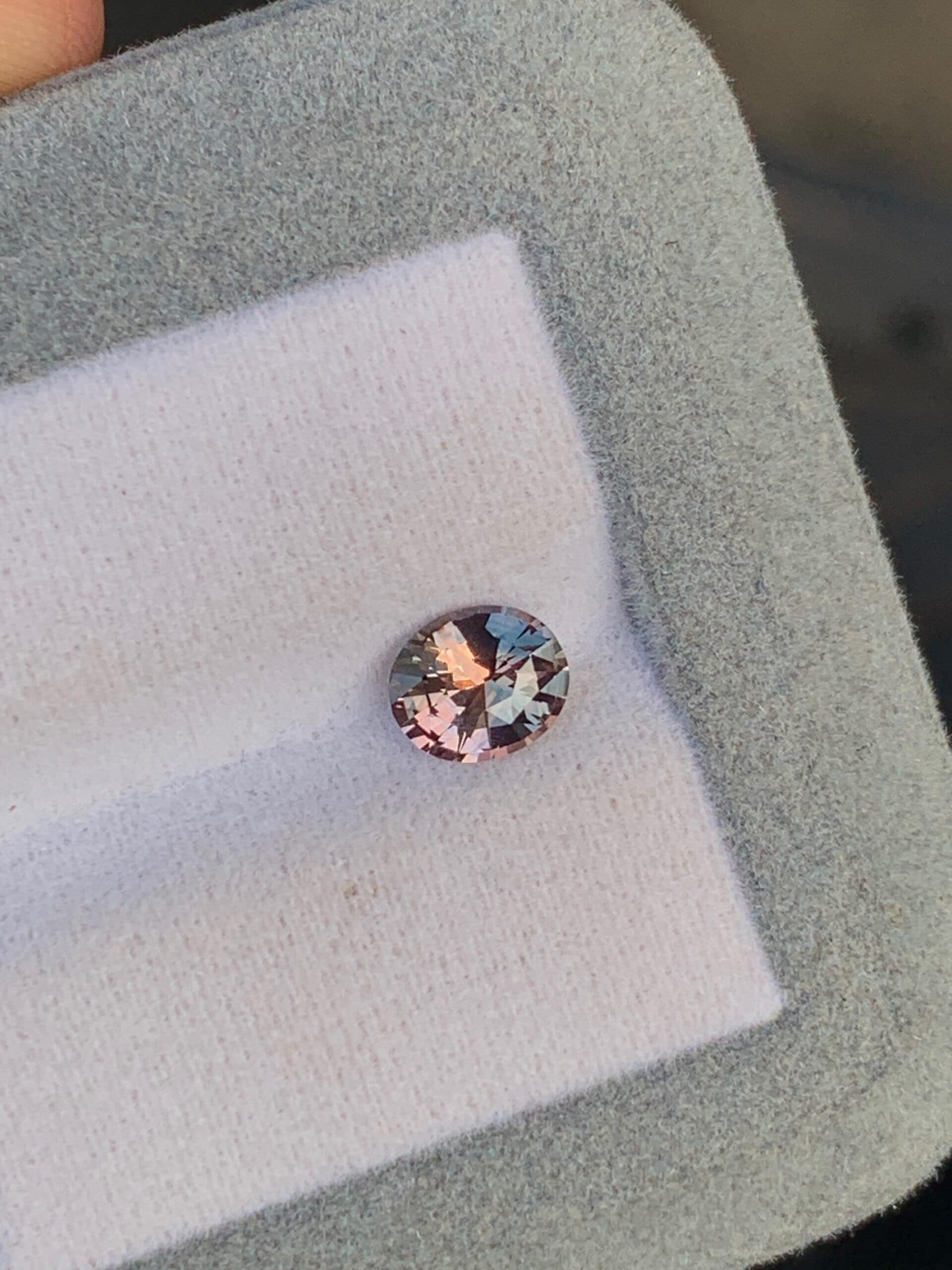 Bicolorer Saphir Oval 1,20 ct
