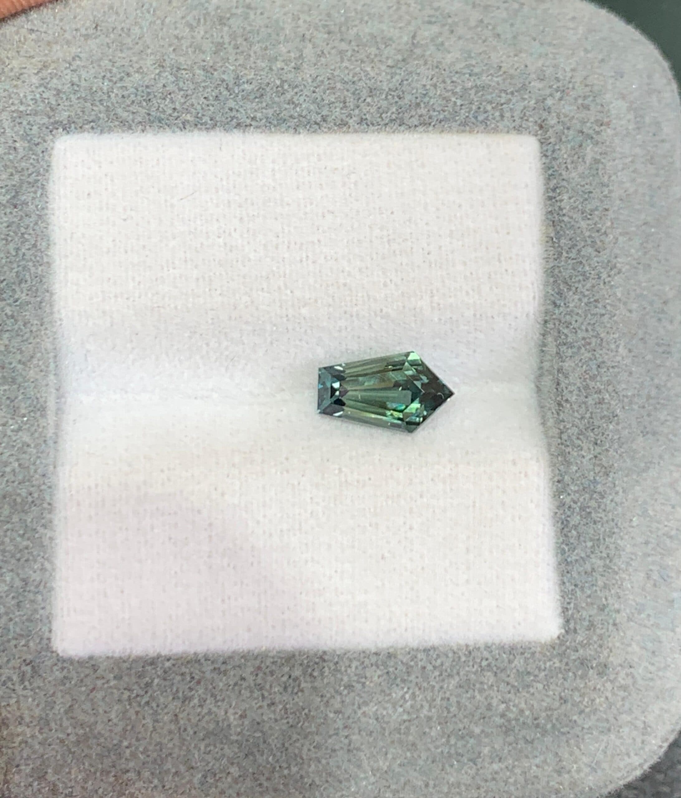 Teal-Saphir im Fantasieschliff, 1,56 ct