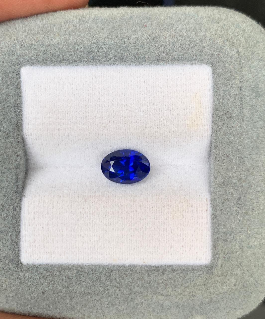 Blauer Ovaler Saphir 1,69 kt — Erhitzt