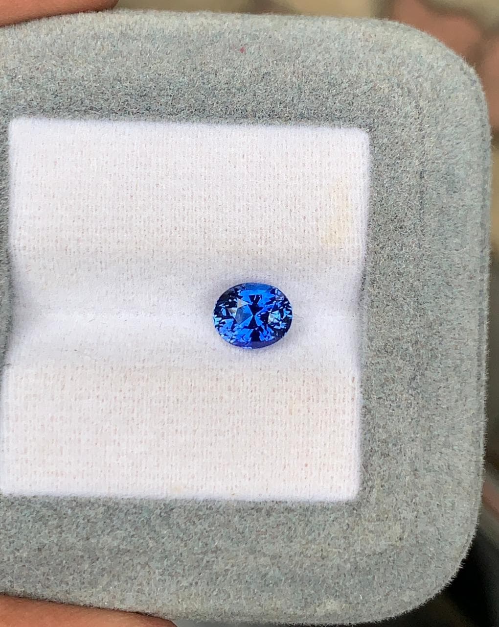 Blauer Saphir Oval 1,56 kt — Erhitzt (2)
