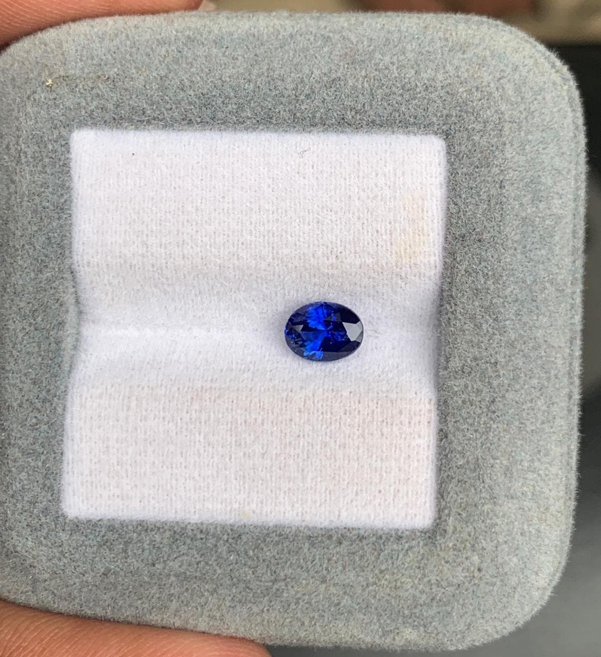 Blauer Ovaler Saphir von 1,01 ct