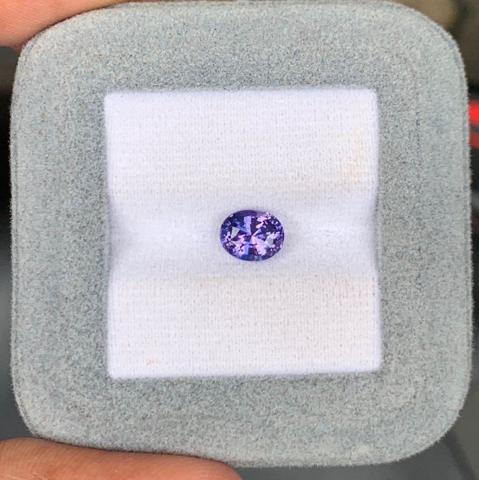 Violetter Saphir Oval 1,65 ct