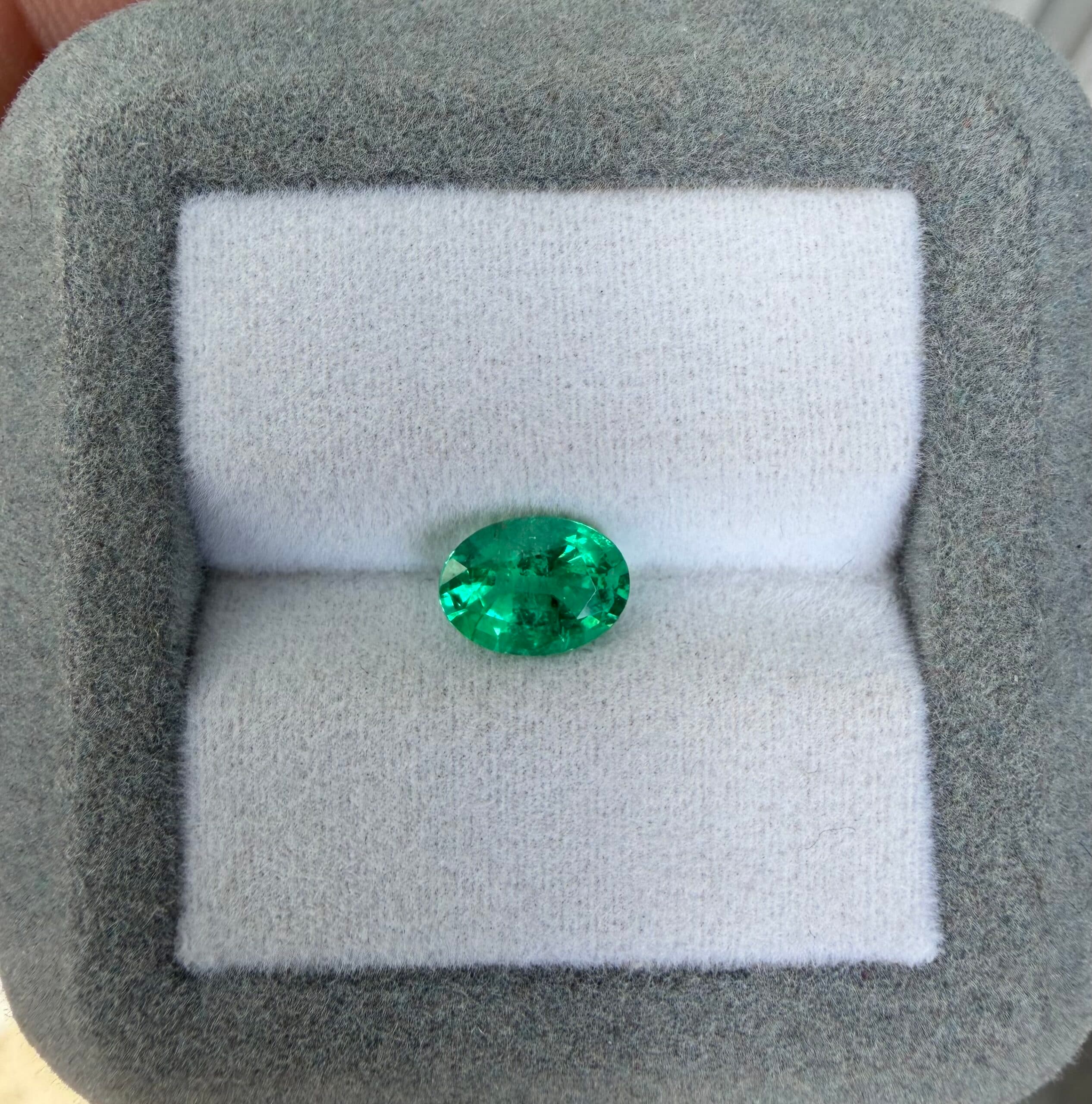 Emeraude de Zambie Ovale de 1,05ct — Zambia, Huilage Léger