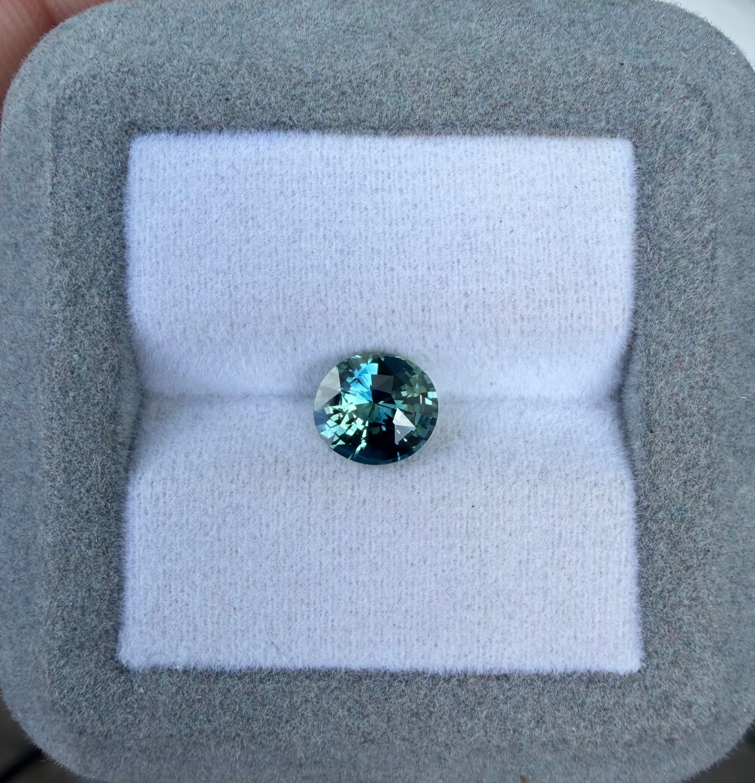 Teal-Saphir Oval 1,79 ct