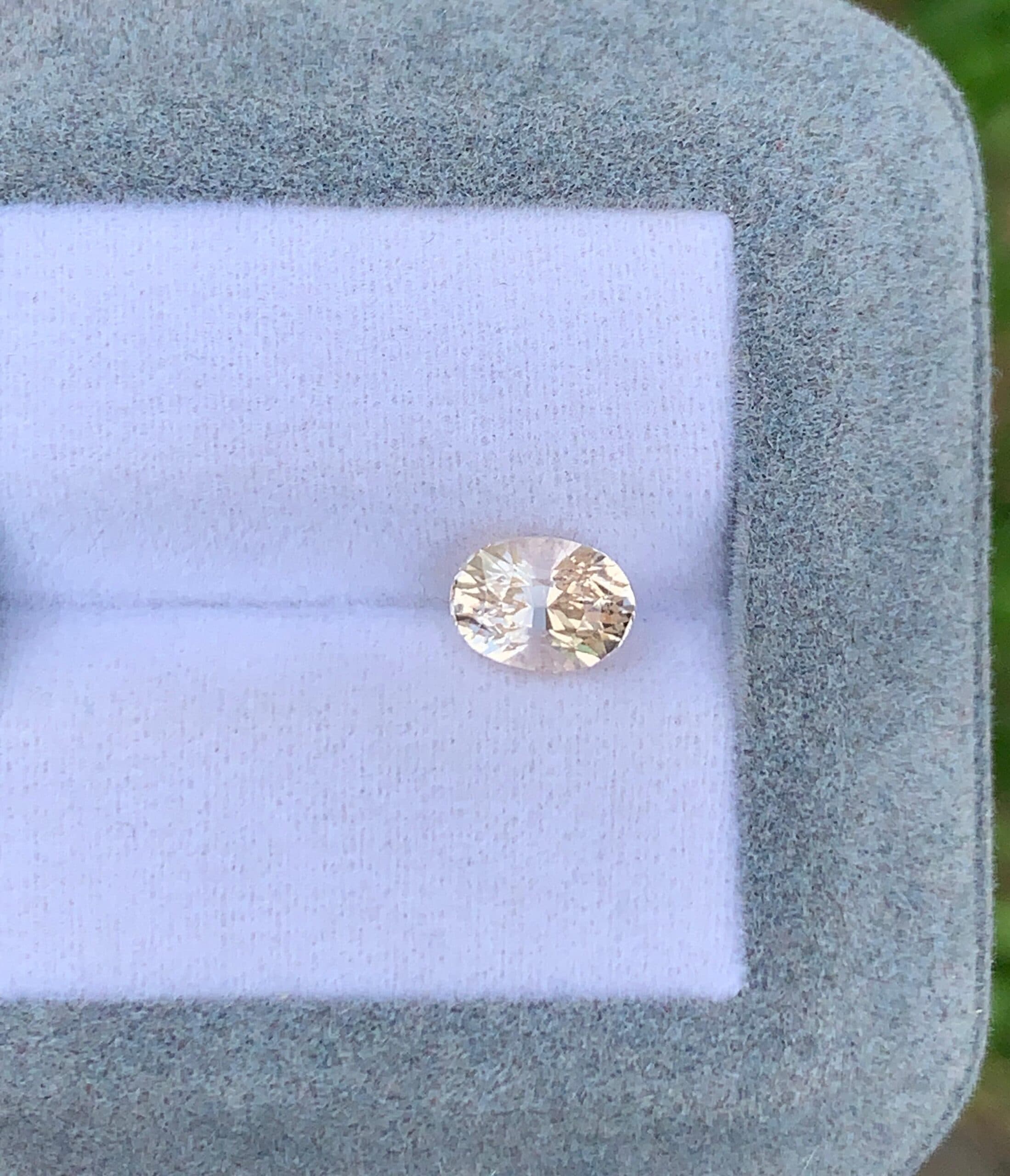 Orangefarbener Saphir Oval 1,69 ct