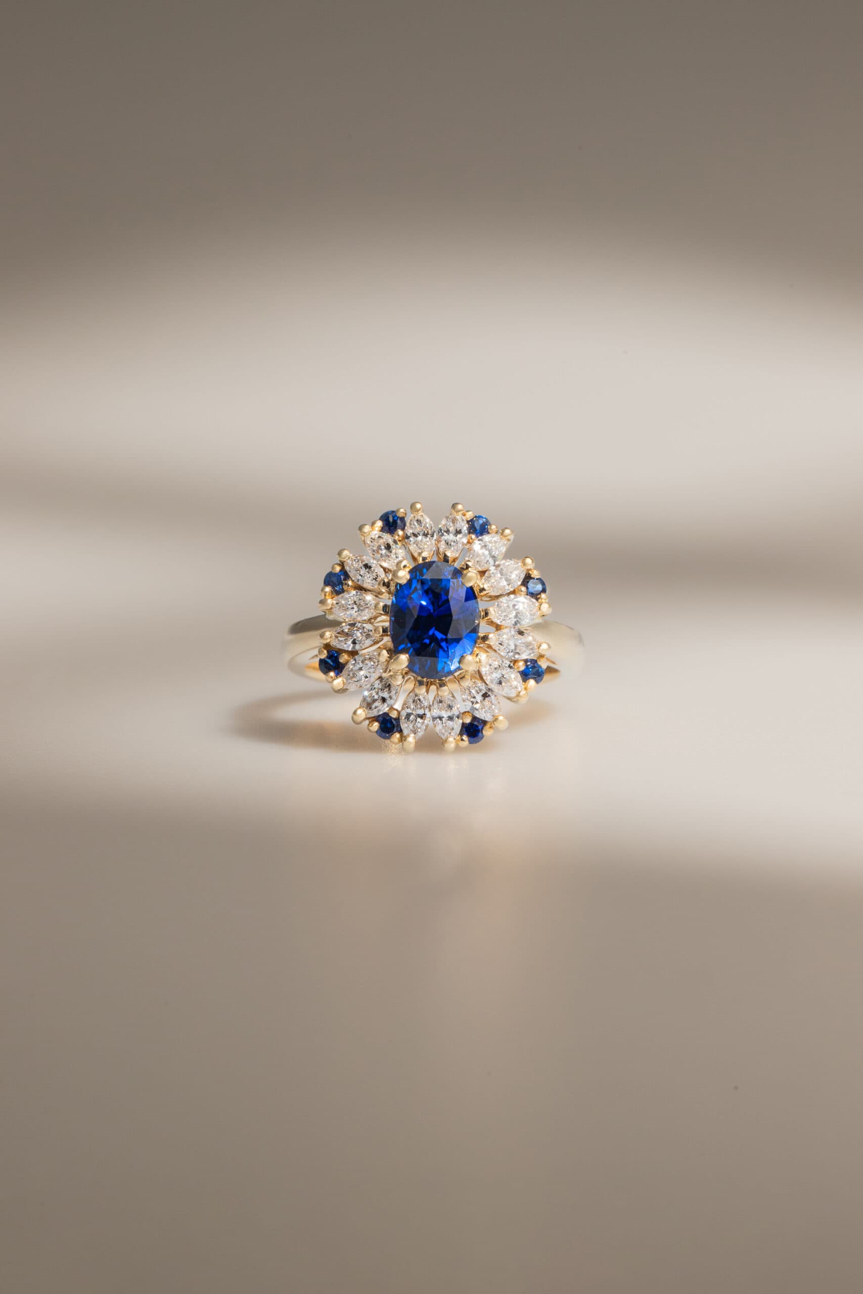 bague de fiançailles saphir bleu marguerite
