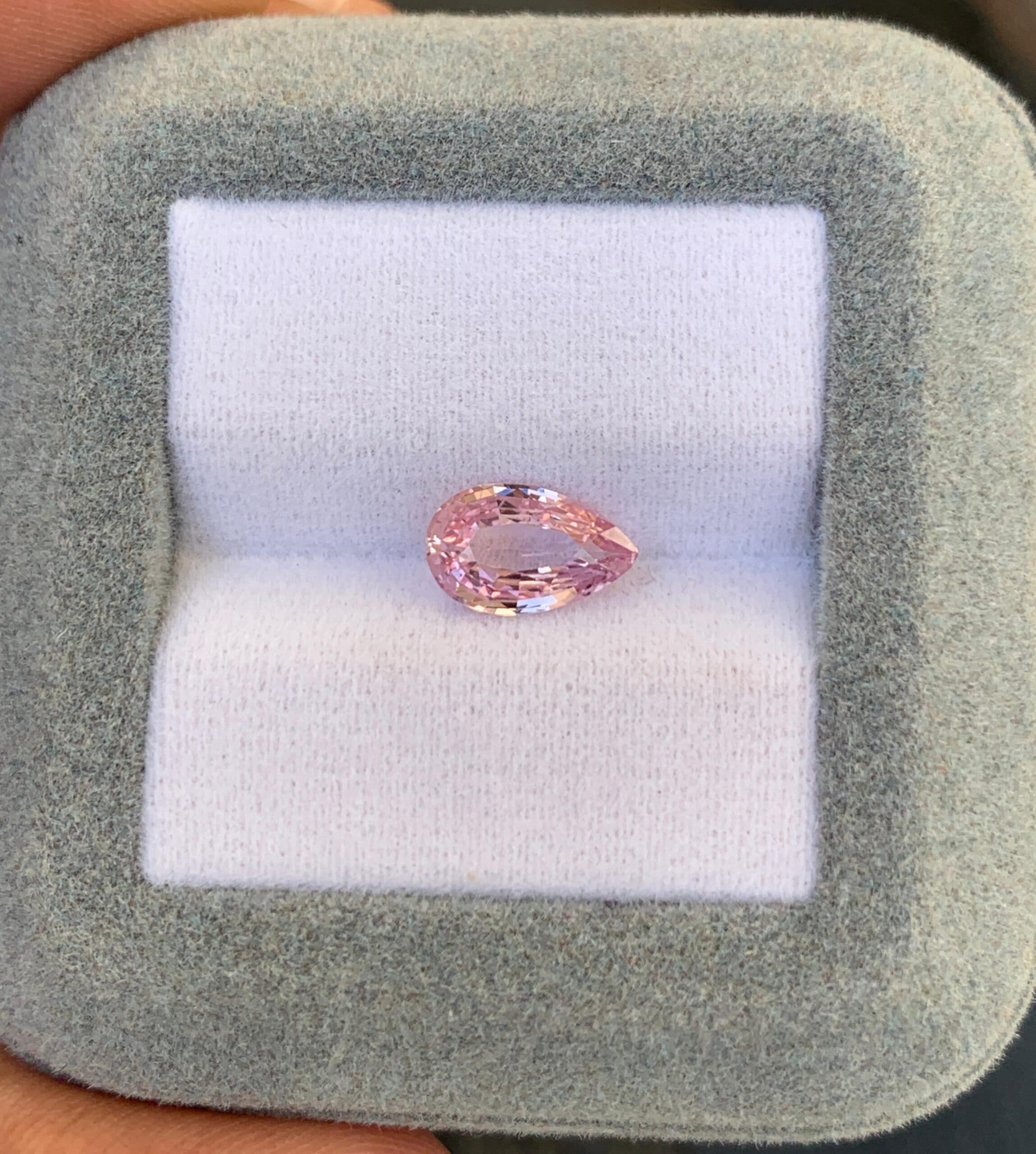 Padparadscha-Saphir im Tropfenschliff, 1,48 ct