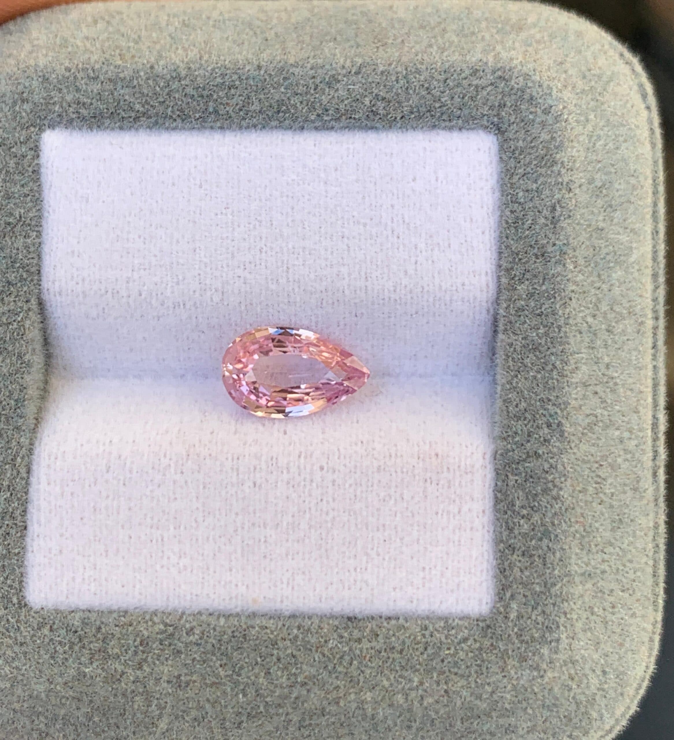 Padparadscha-Saphir im Tropfenschliff, 1,48 ct