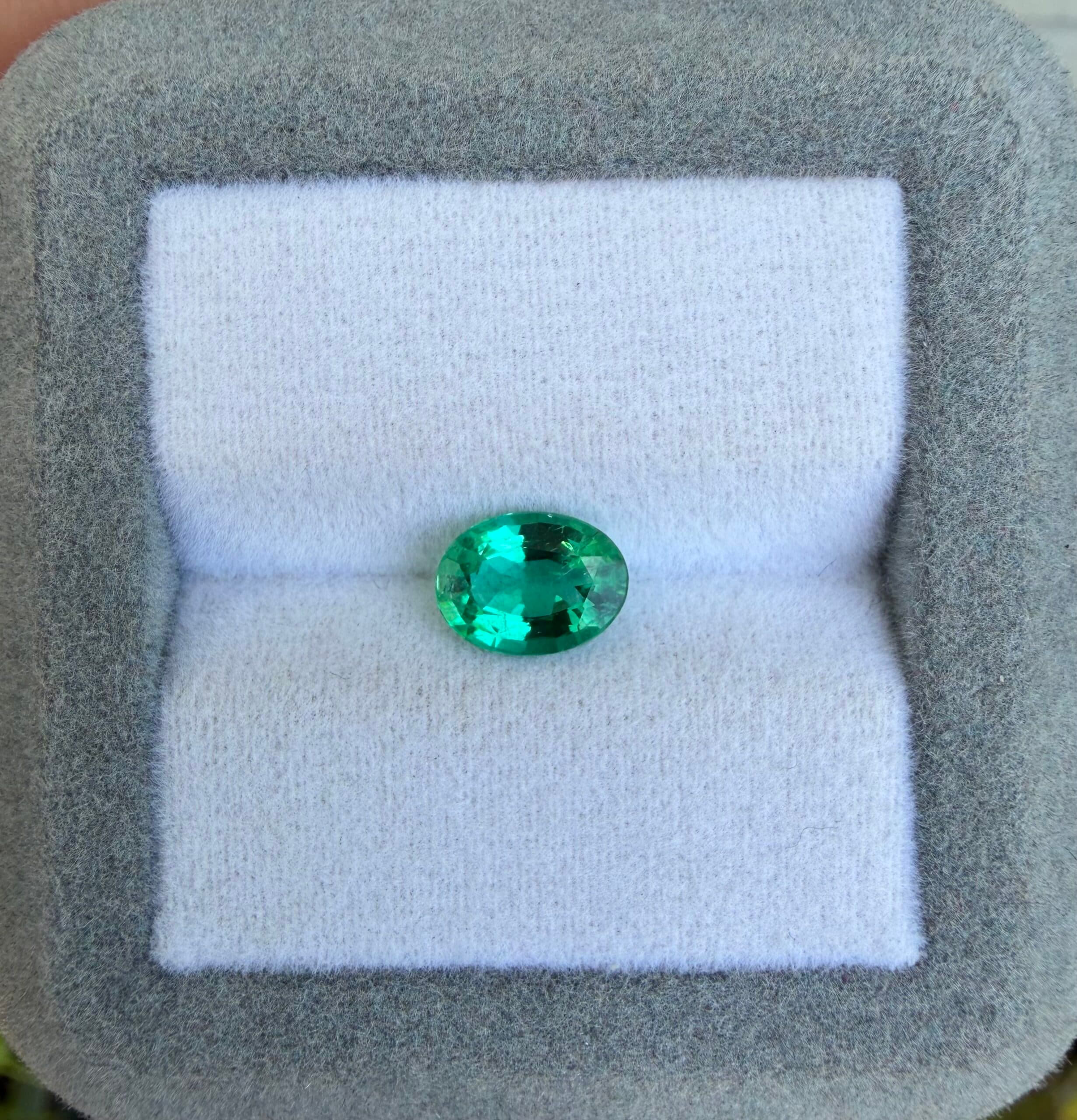 Emeraude de Zambie Ovale de 1,05ct — Zambia, Huilage Léger (2)