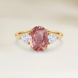 Ring mit Schulterbesatz – Ovaler Padparadscha-Saphir 2,02 ct