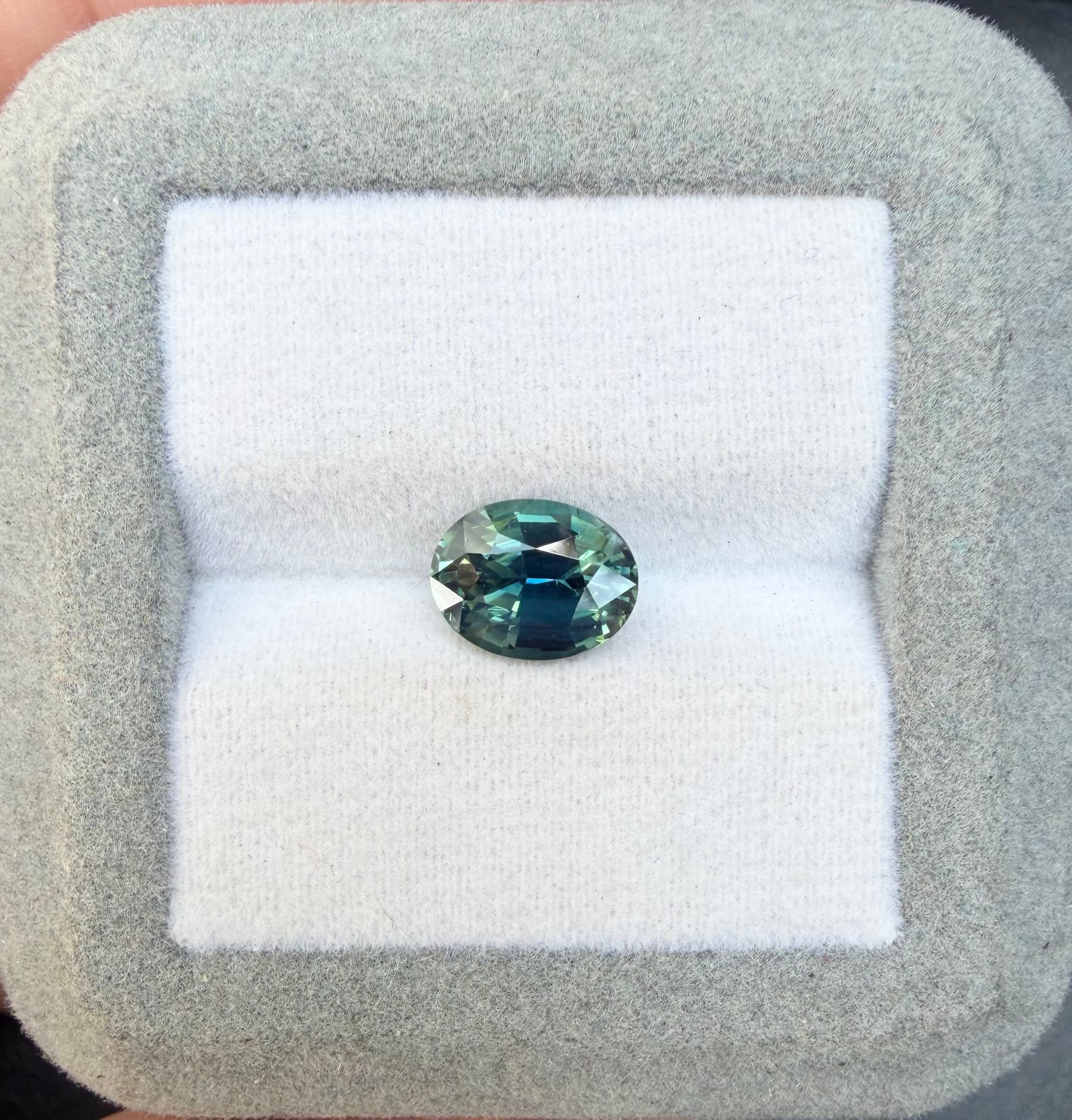 Zafiro Teal Ovalado de 2,53 ct