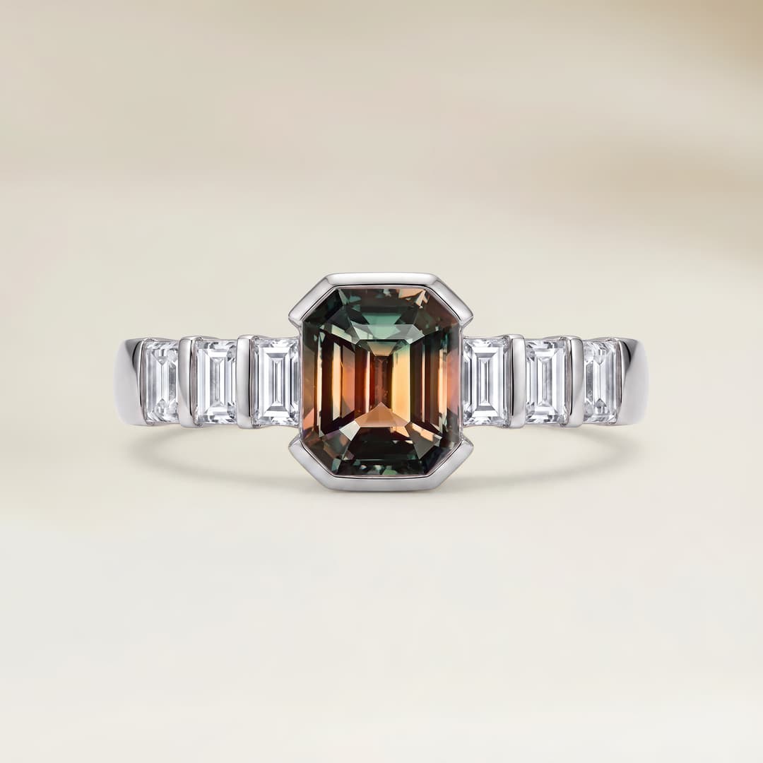 Anello moderno con zaffiro bicolore rettangolare da 3,05 ct