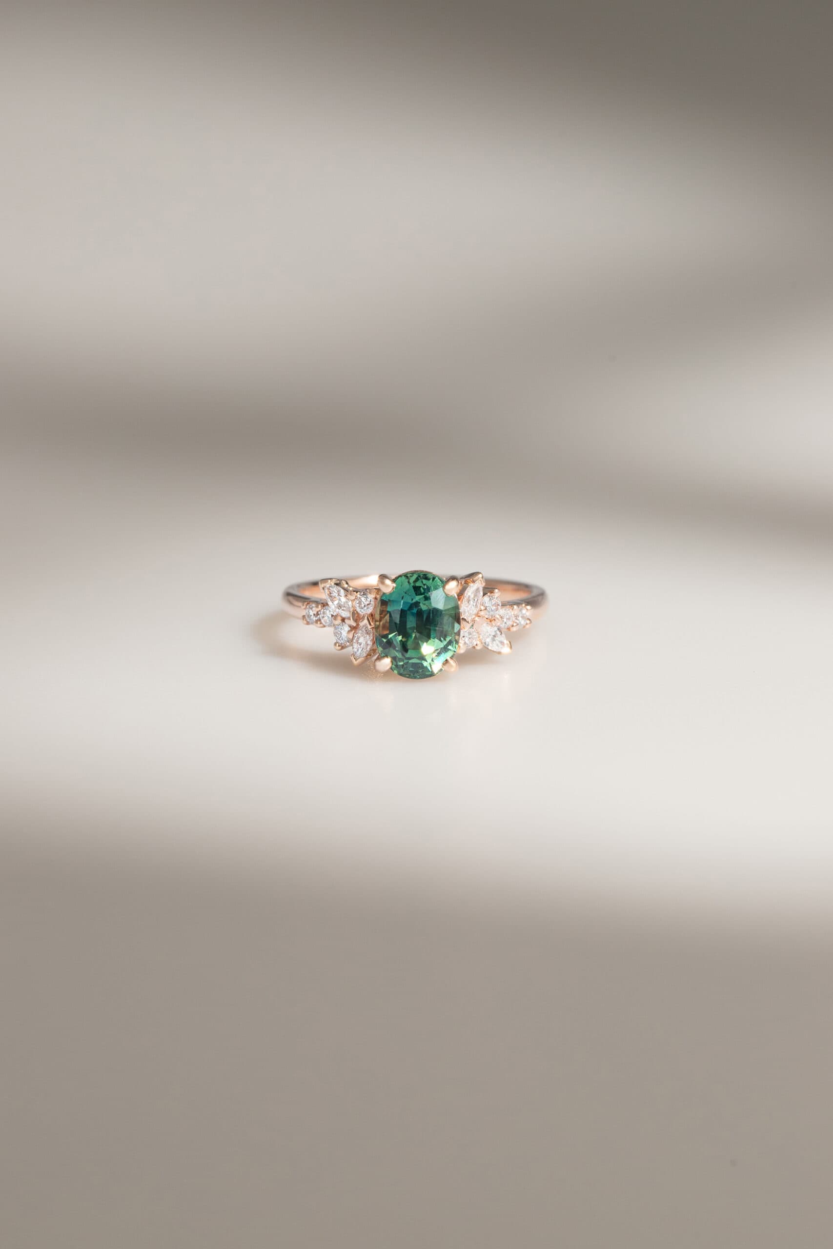 Packshot bague de fiancailles saphir vert