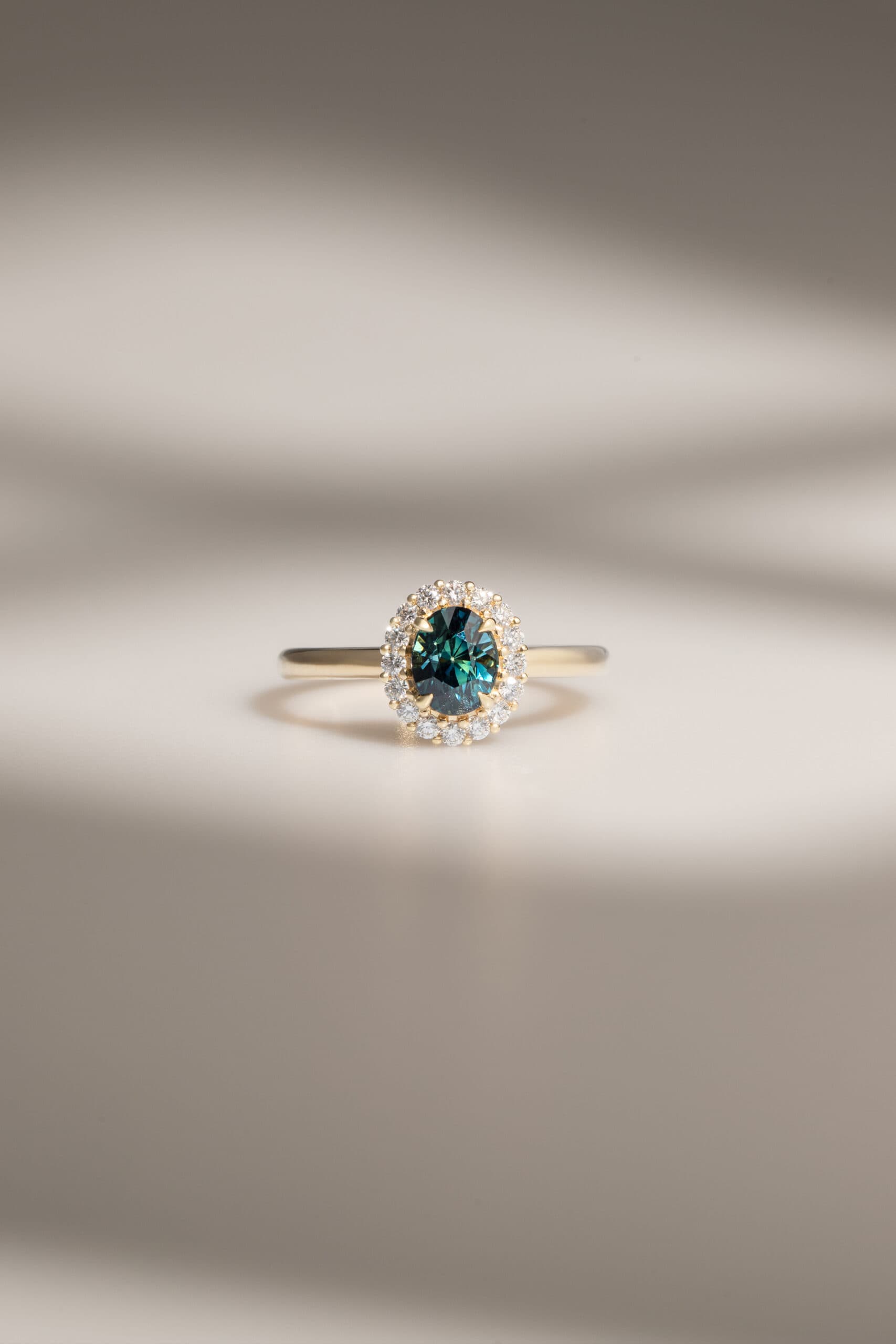 bague de fiancailles saphir teal halo or jaune
