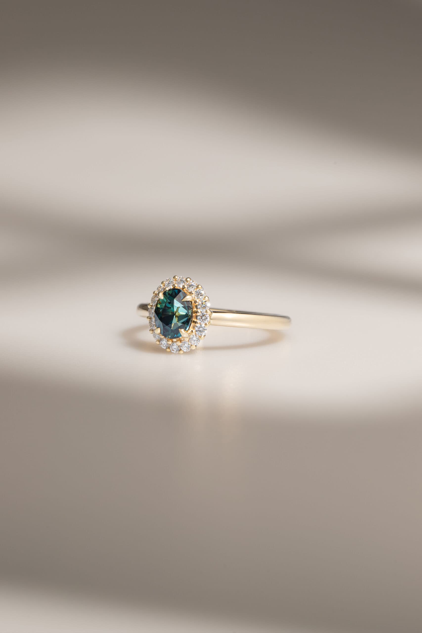 bague de fiancailles saphir teal halo or jaune