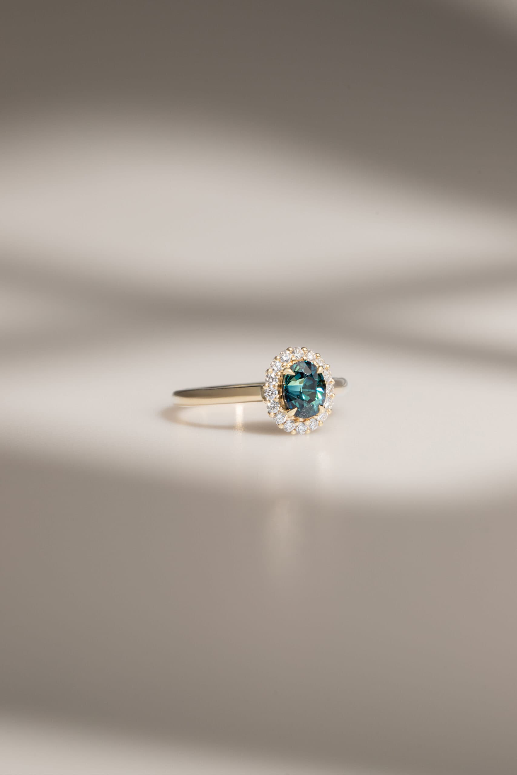 bague de fiancailles saphir teal halo or jaune