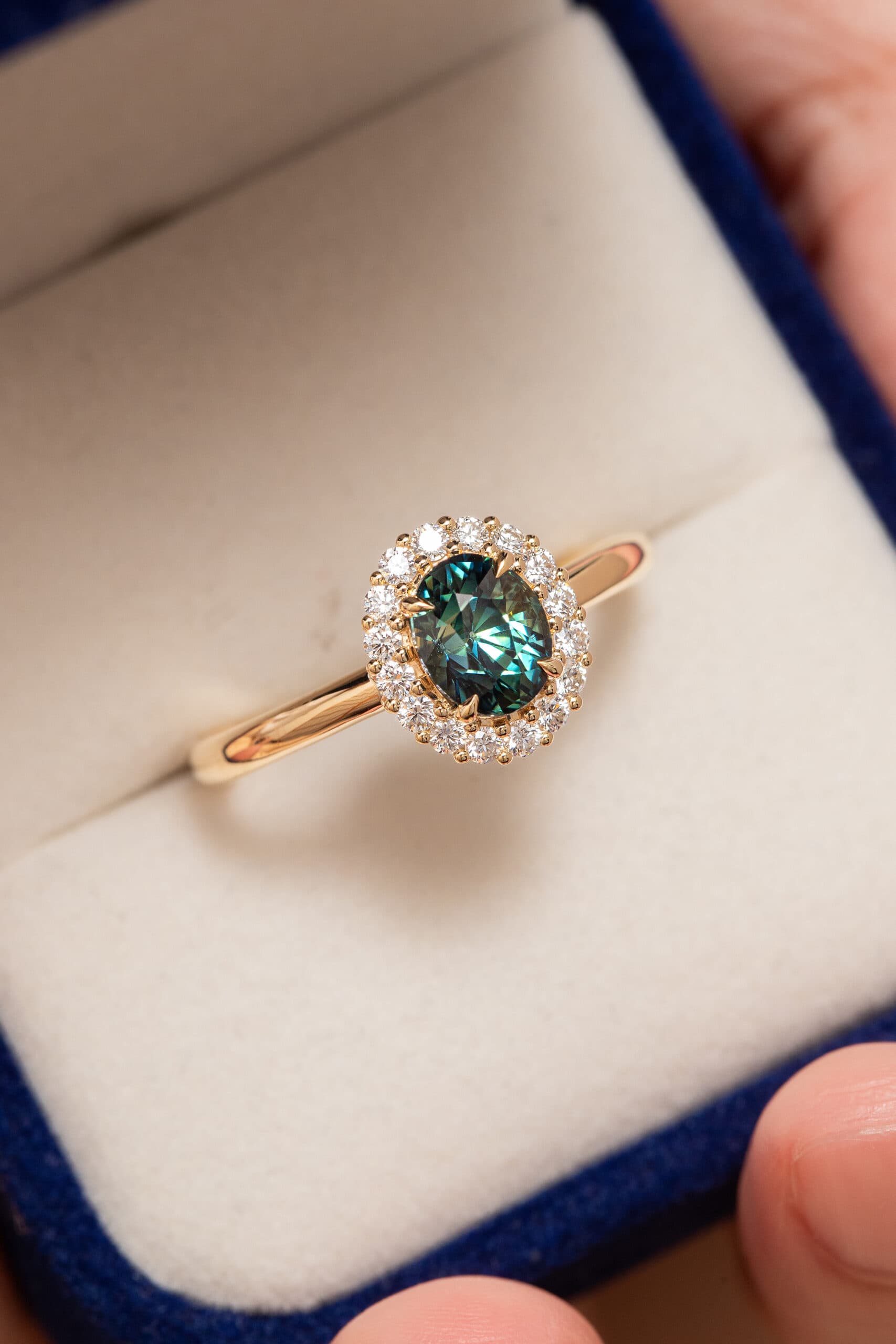 bague de fiancailles saphir teal halo or jaune