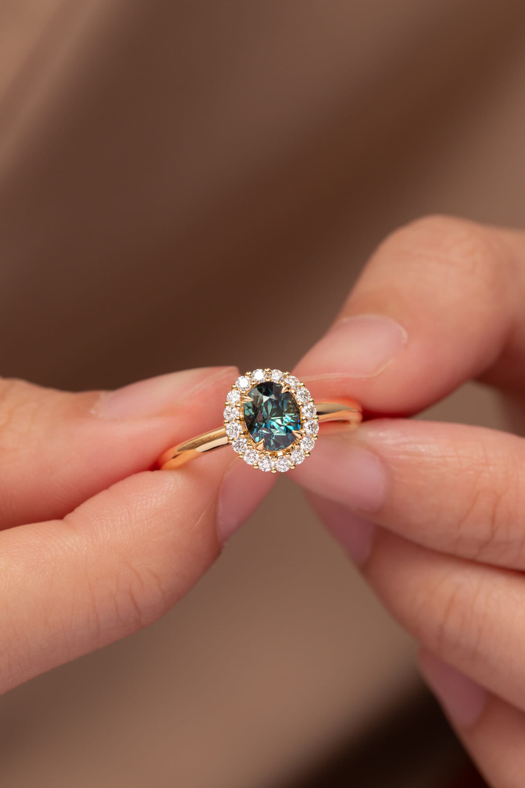 bague de fiancailles saphir teal halo or jaune
