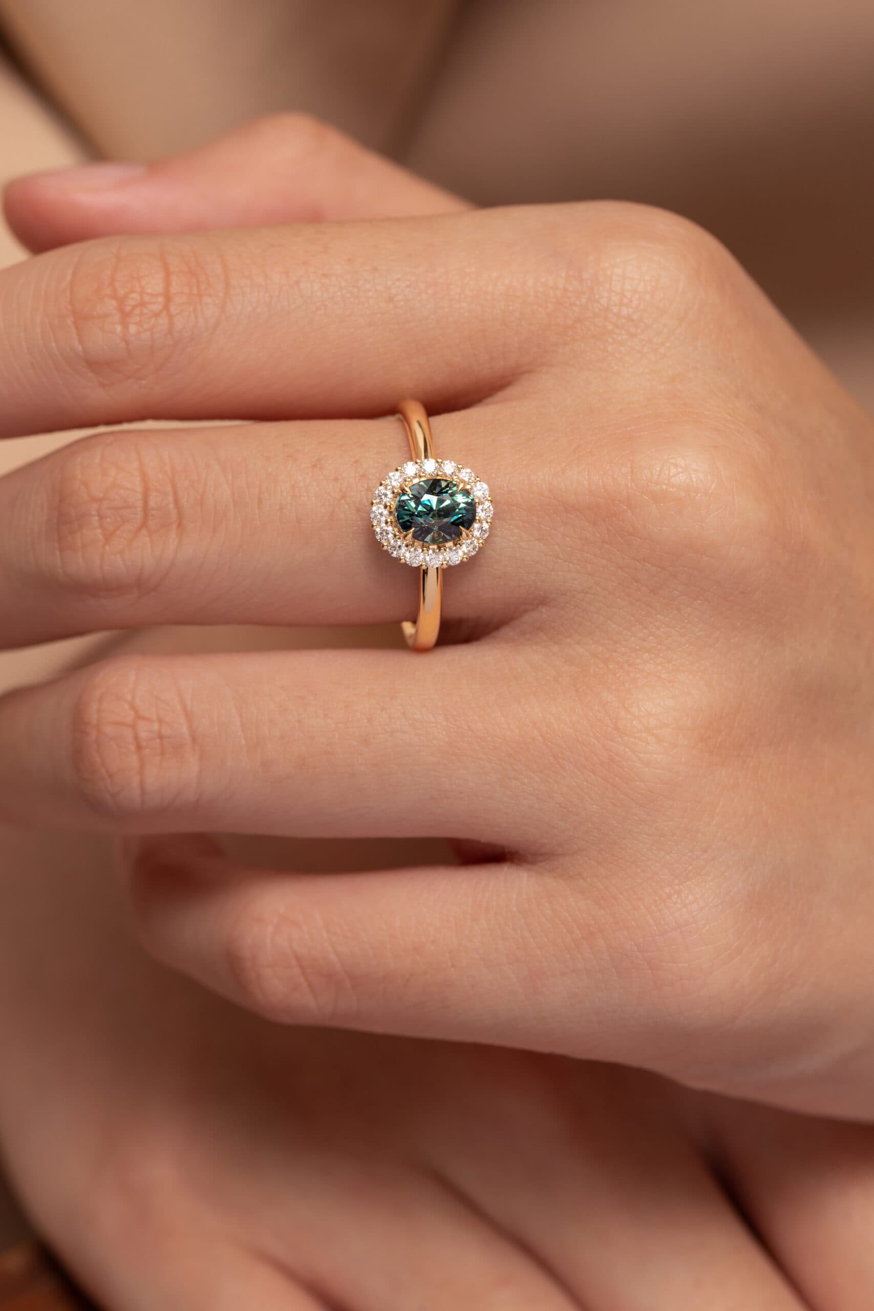 bague de fiancailles saphir teal halo or jaune