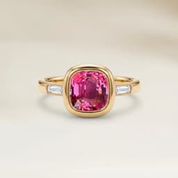 Schultergefasster Ring mit rosafarbenem Spinell im Kissenschliff von 1,22 ct