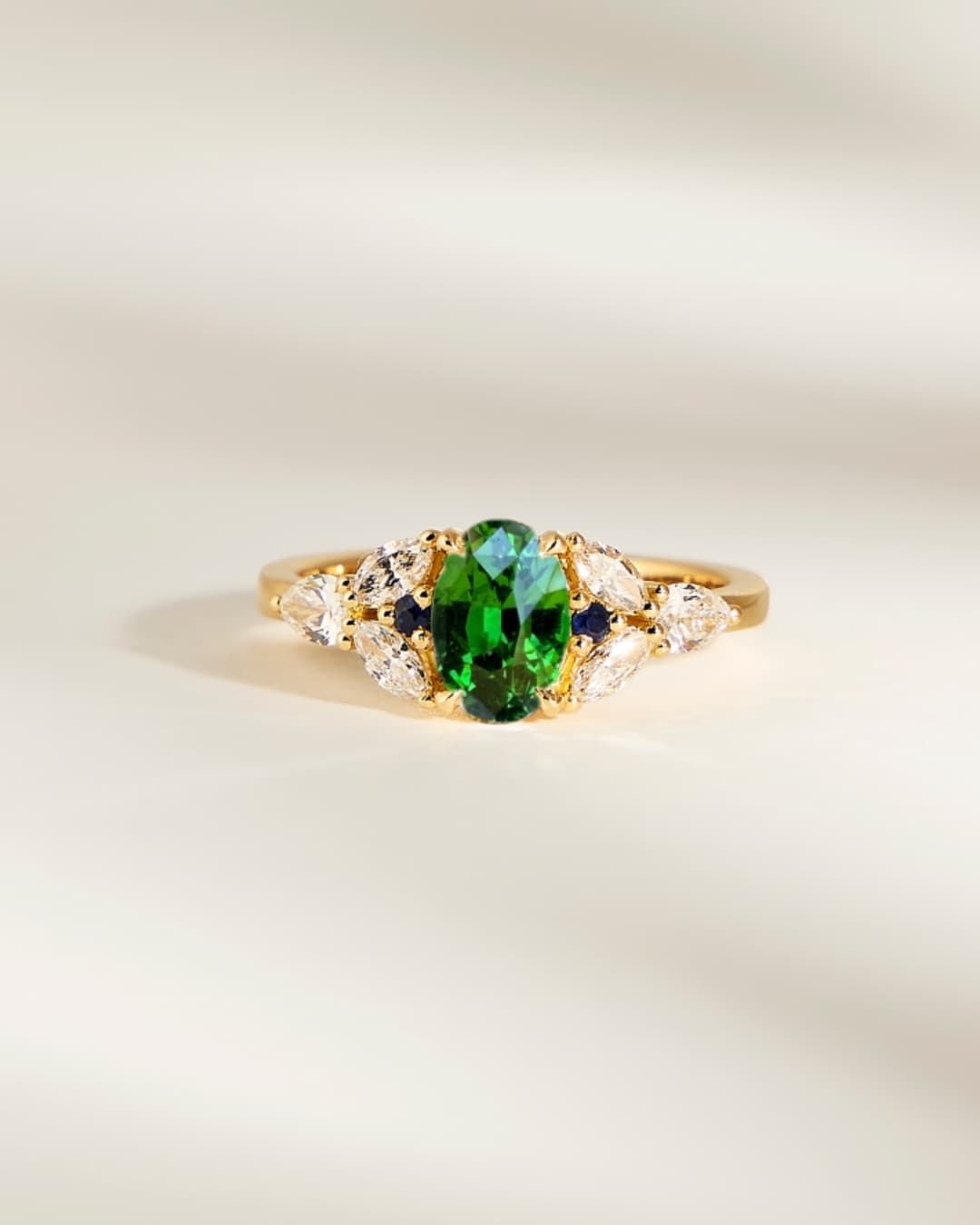 bague florale, grenat entouré de marquises