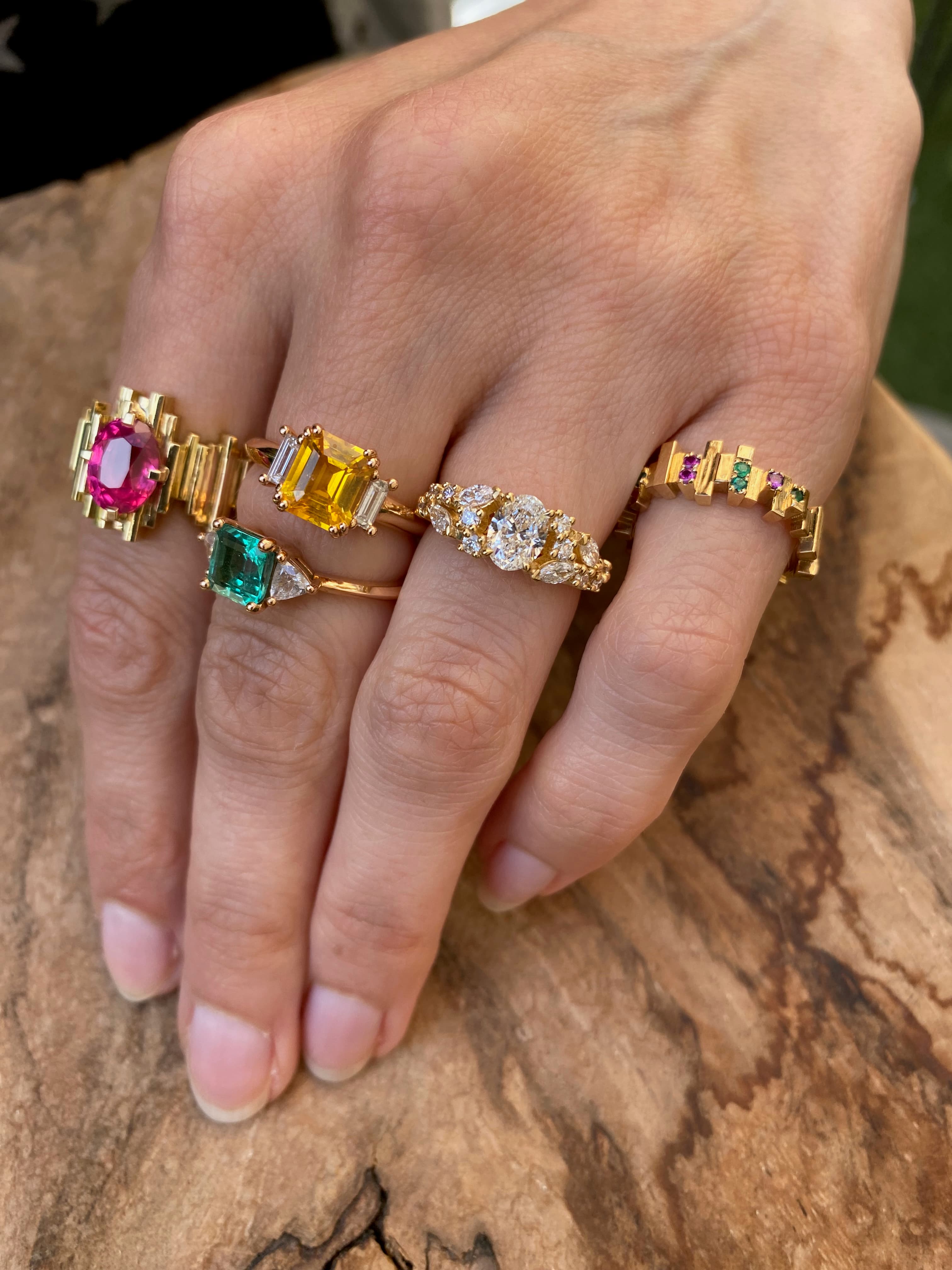 bague florale, en pierre de couleur entourée de marquises