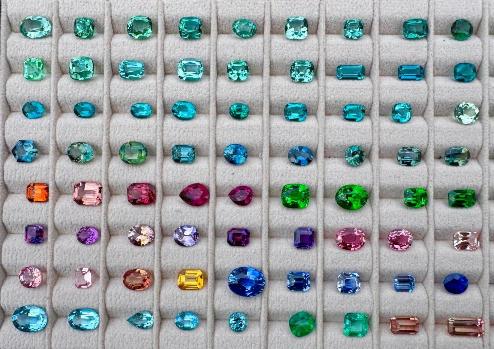 pierres de couleur comparées à la pince