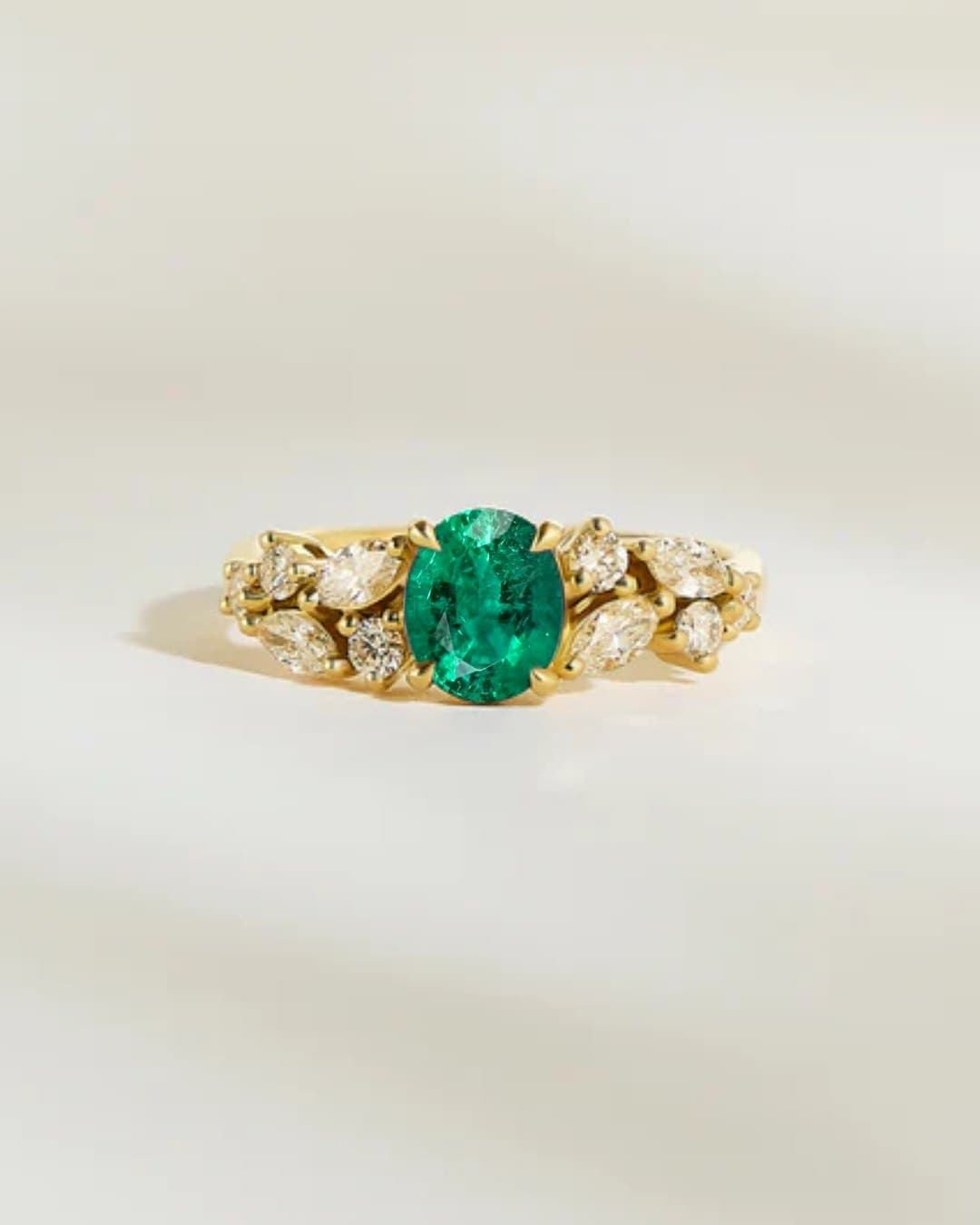 bague florale, émeraude entourée de marquises