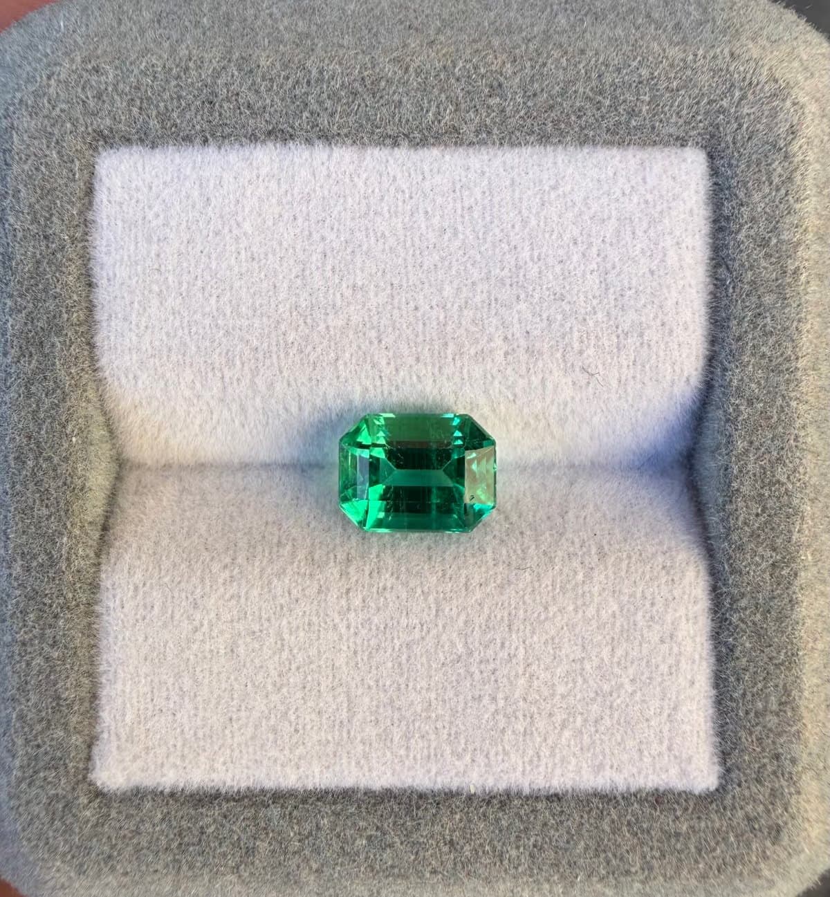 émeraude vert intense 1,8 ct