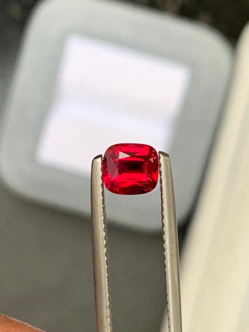 trois rubis comparés à la pince
