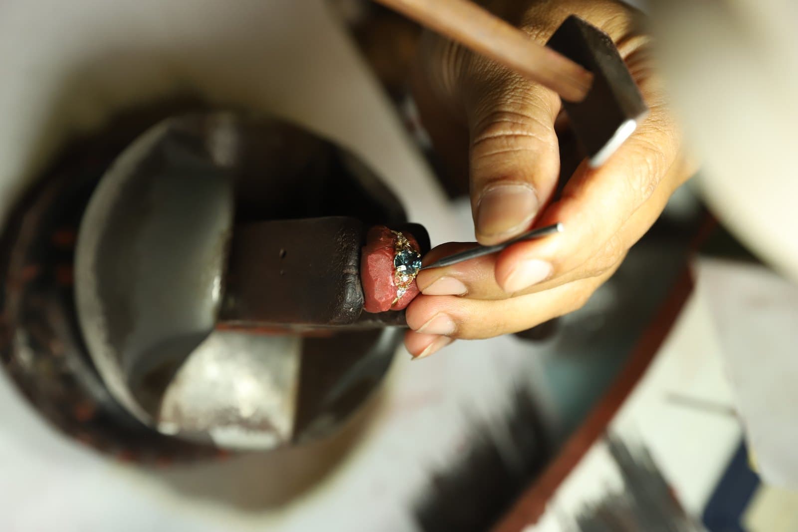 atelier — sertisseur au travail