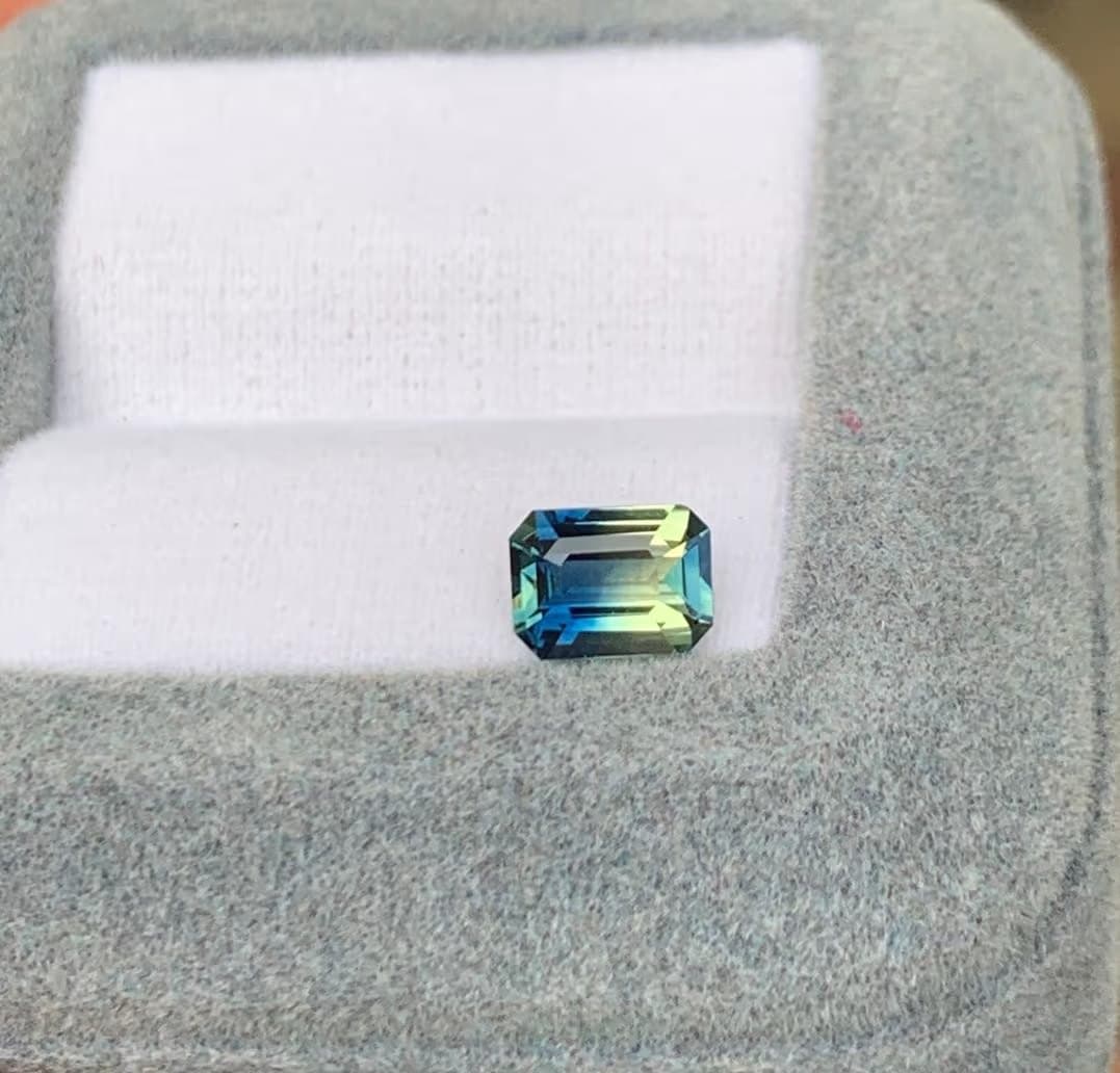 Bleu et vert — le teal qui assume ses deux tons