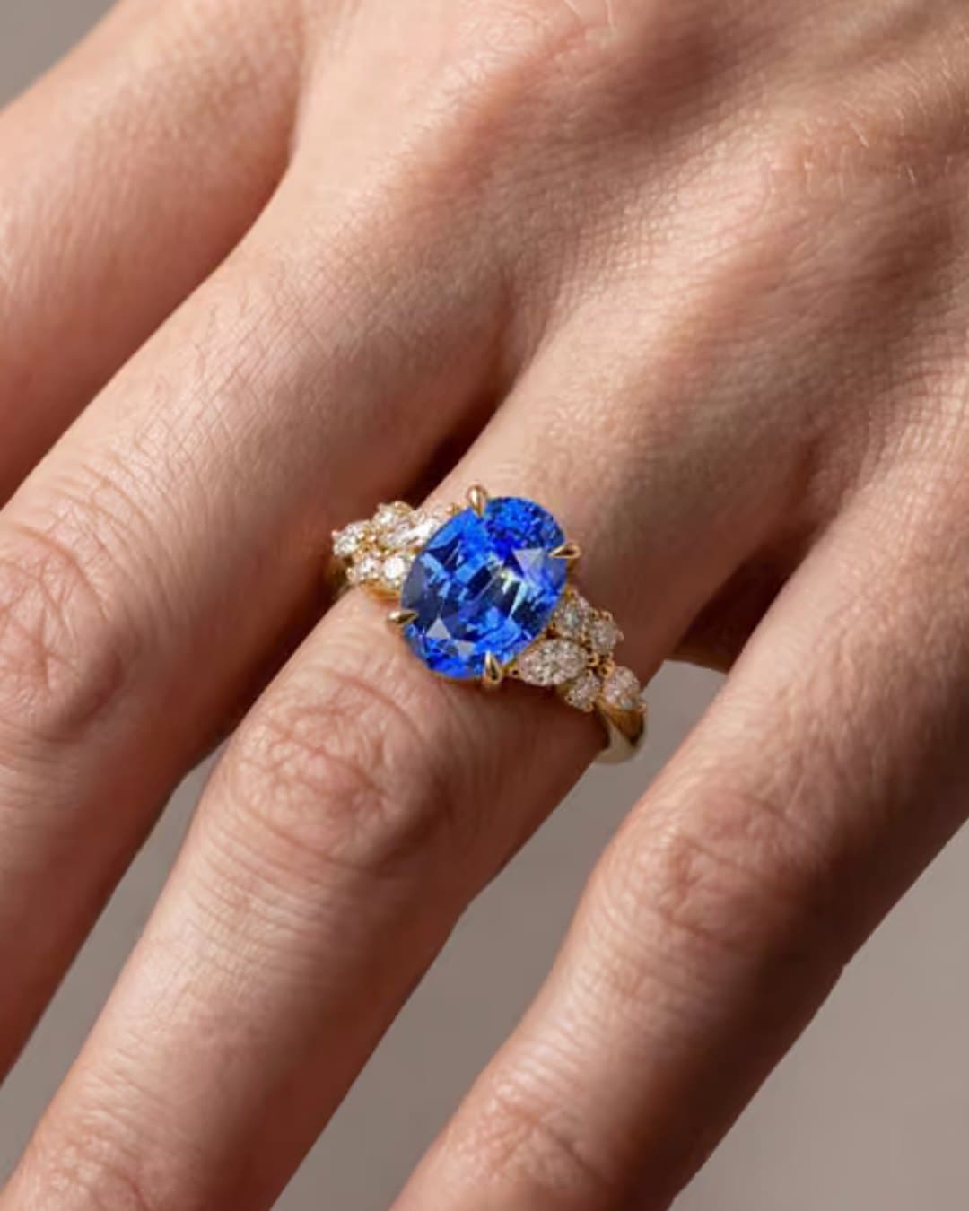 bague florale, saphir entouré de marquises
