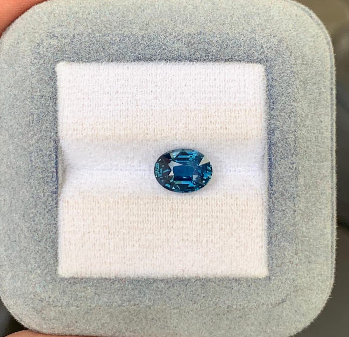 bleu paon, carré de 6,03 ct