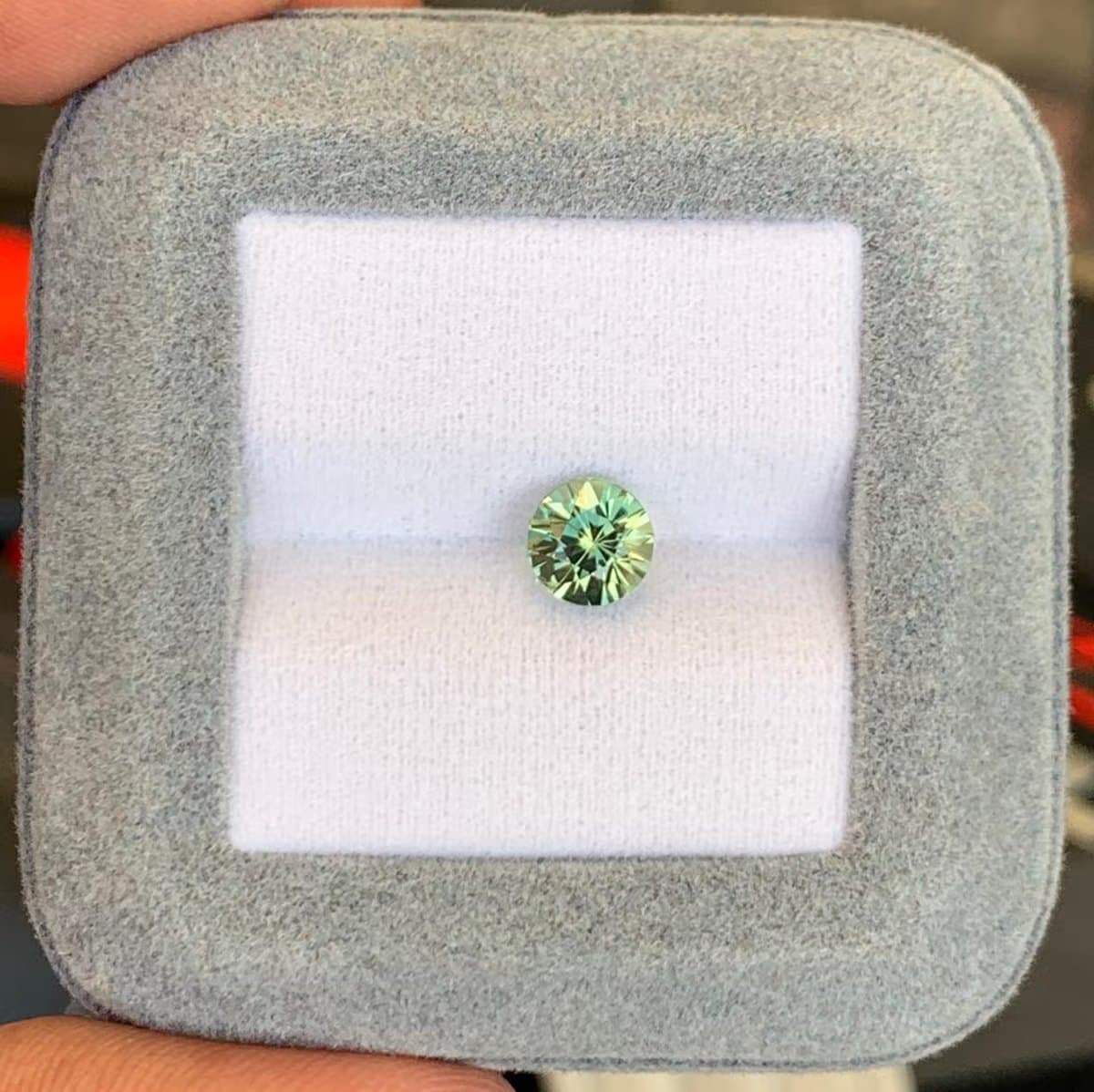 vert-jaune franc, ovale de 1,10 ct