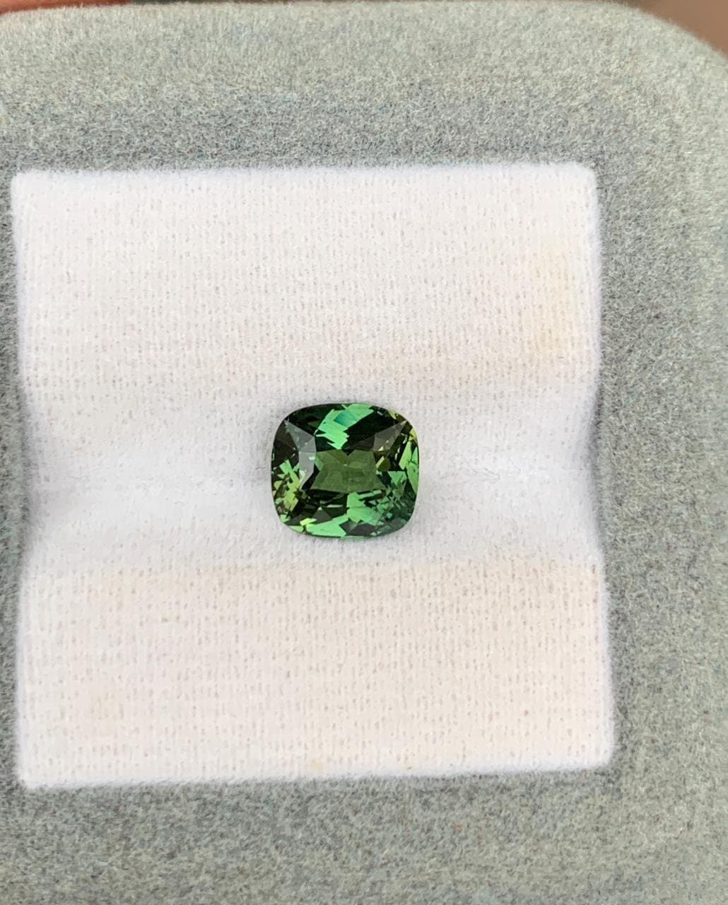 saphir vert franc 2,50 ct, taille coussin