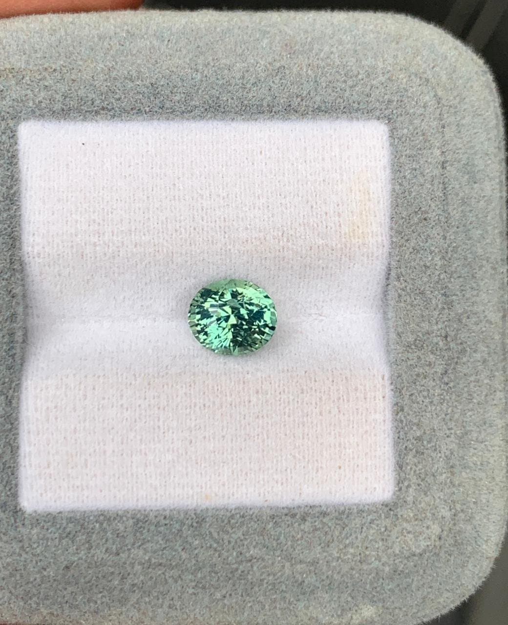 saphir vert menthe 1,60 ct, taille radiant