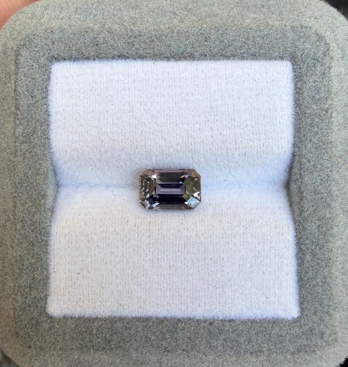 spinelle gris 2 ct