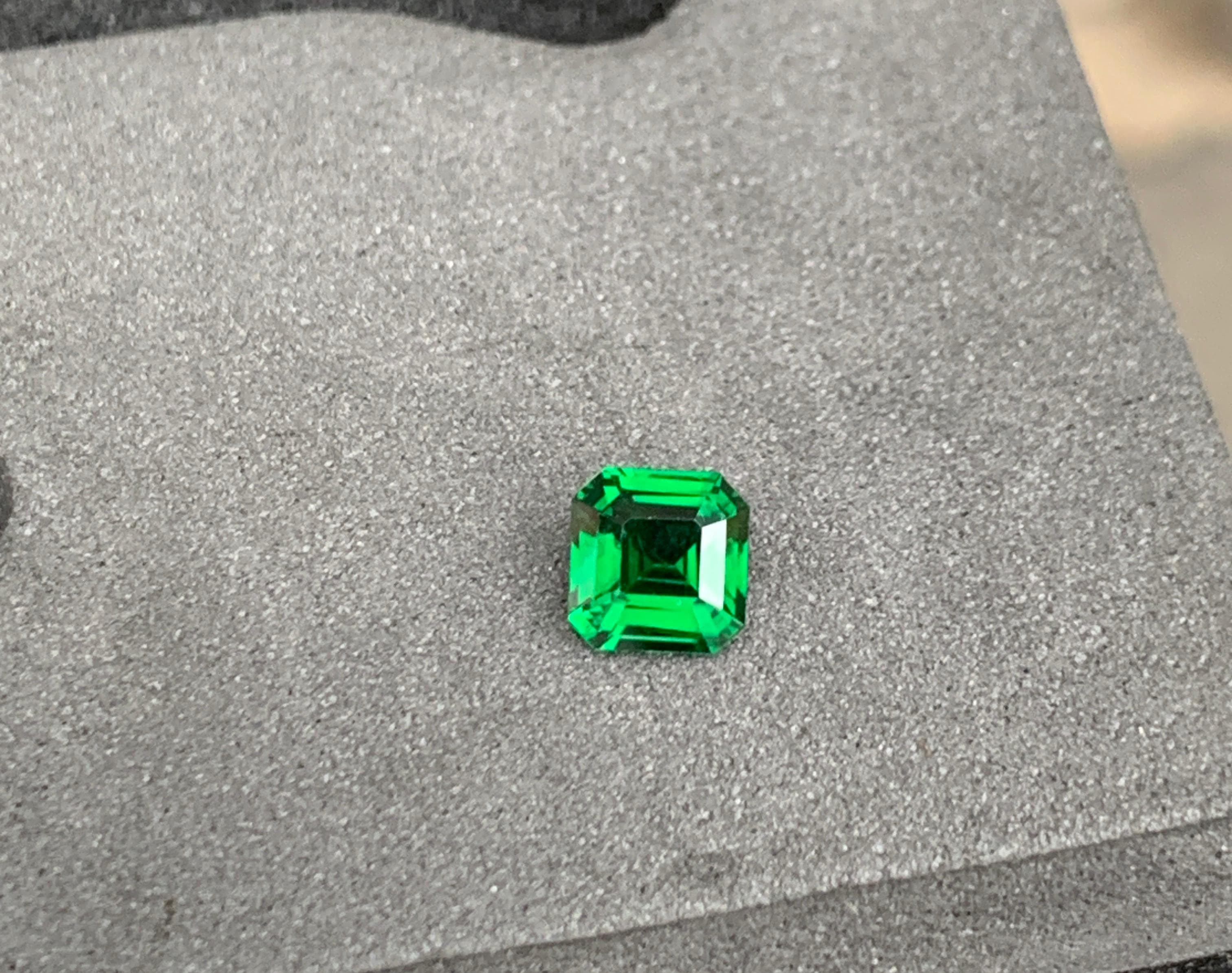 exemple — tsavorite 1,54 ct