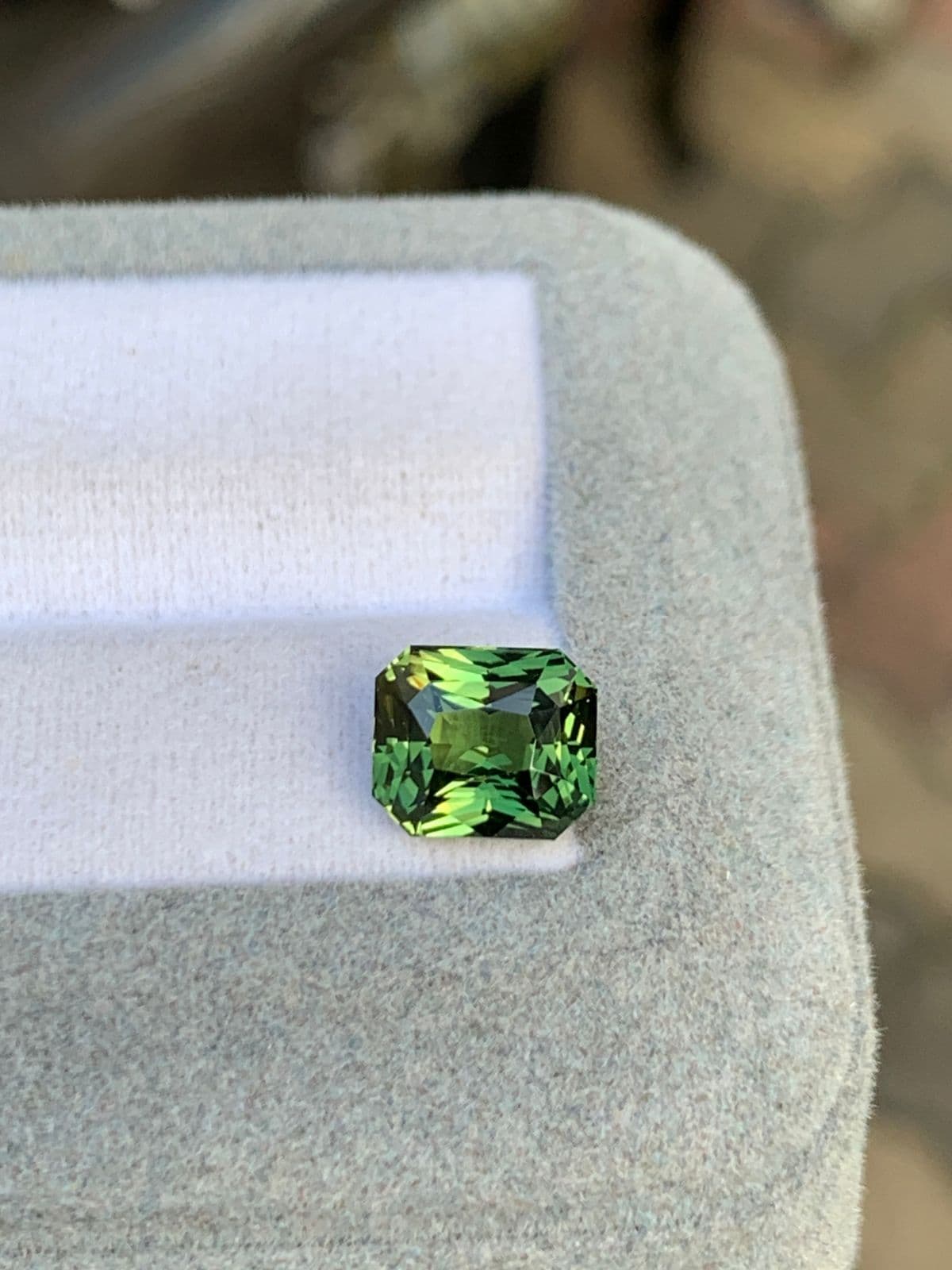 saphir vert olive 2,20 ct, taille ovale