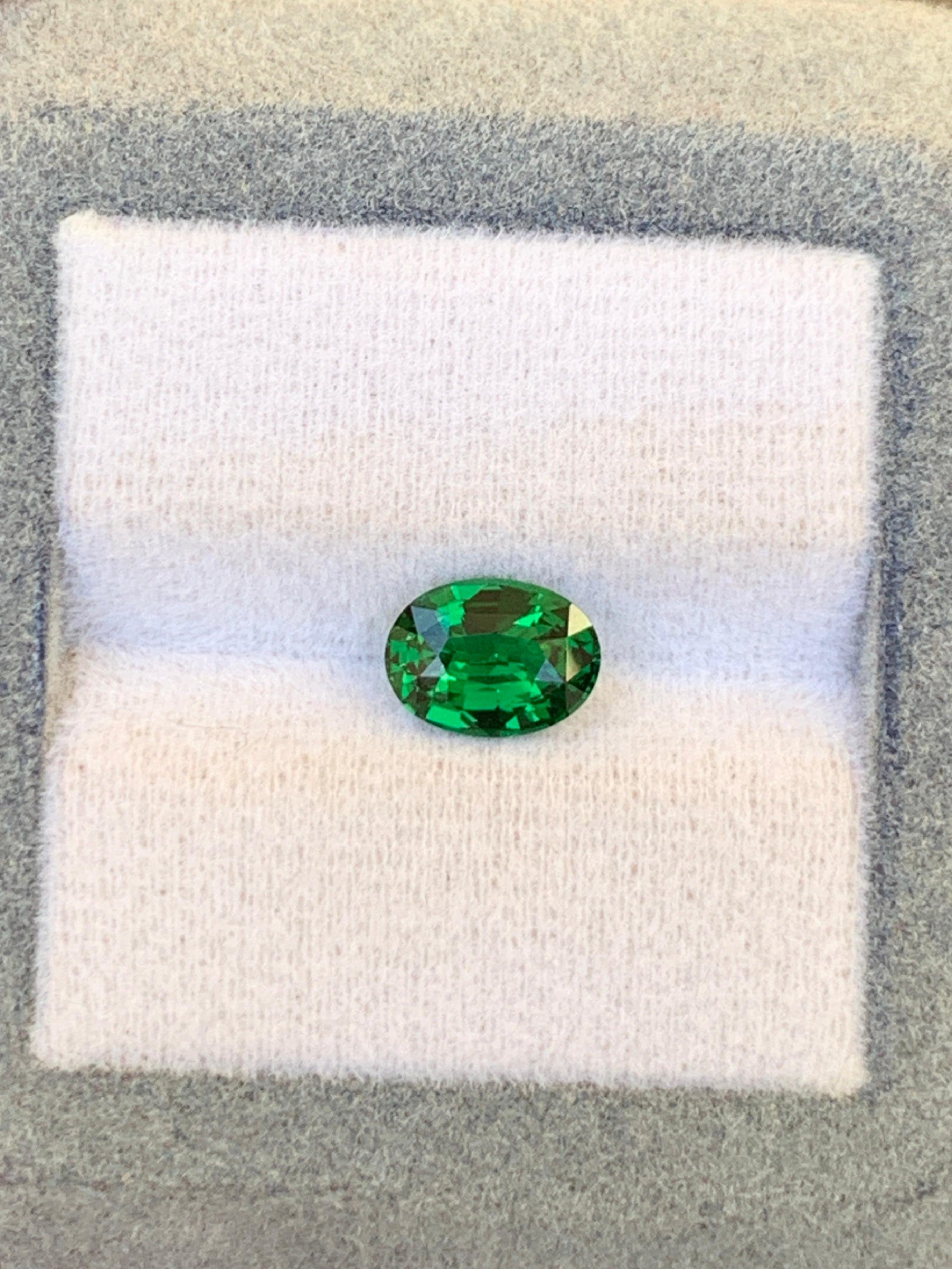 étude — grenat vert taille émeraude 1,57 ct