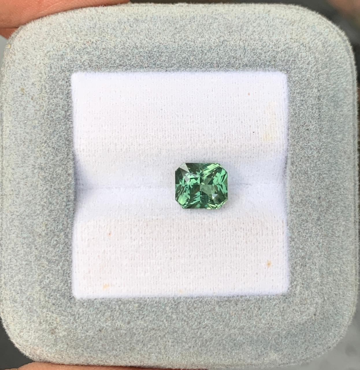 exemple — saphir vert 2,57 ct