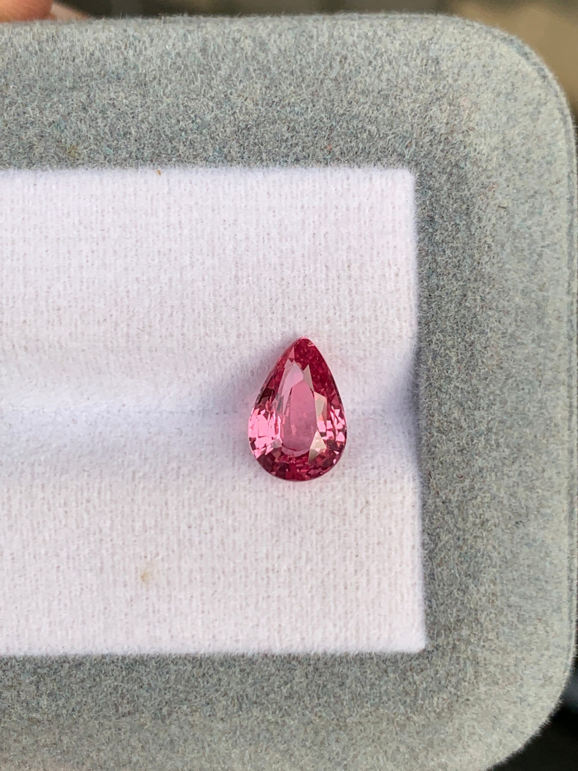Padparadscha-Saphir im Tropfenschliff, 2,03 ct