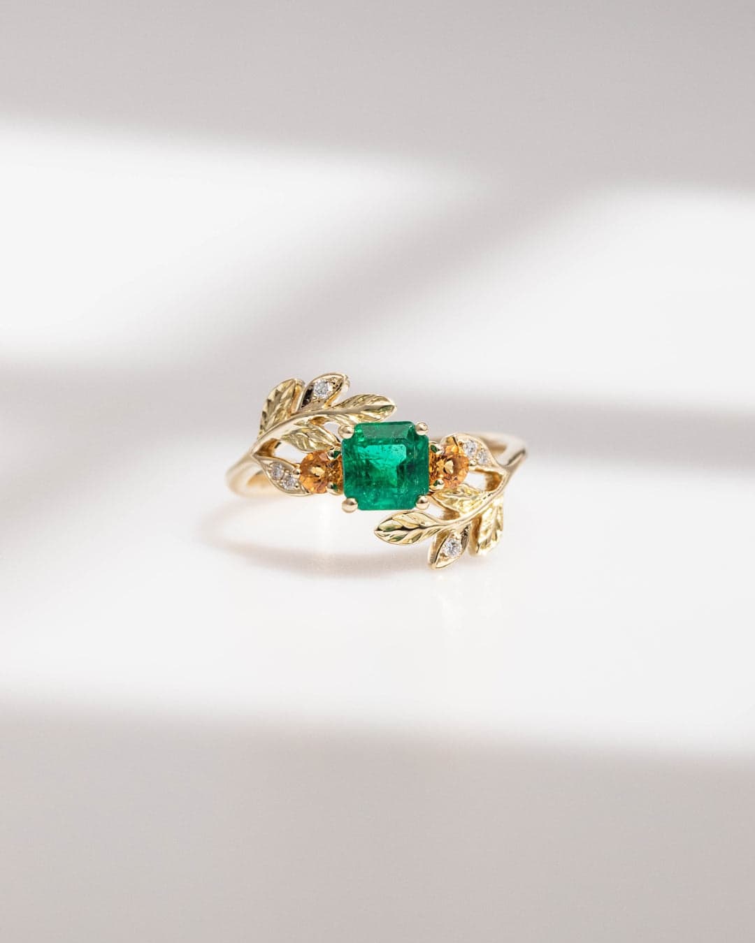 bague florale emeraude